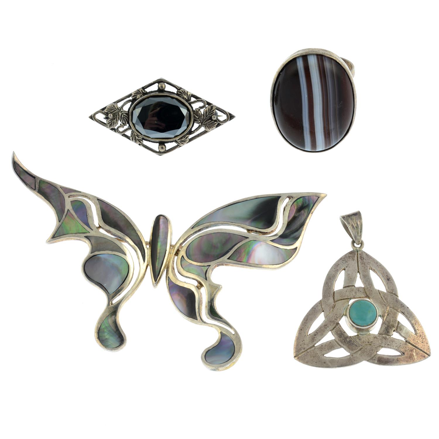 A selection of jewellery, to include a mother of pearl brooch.