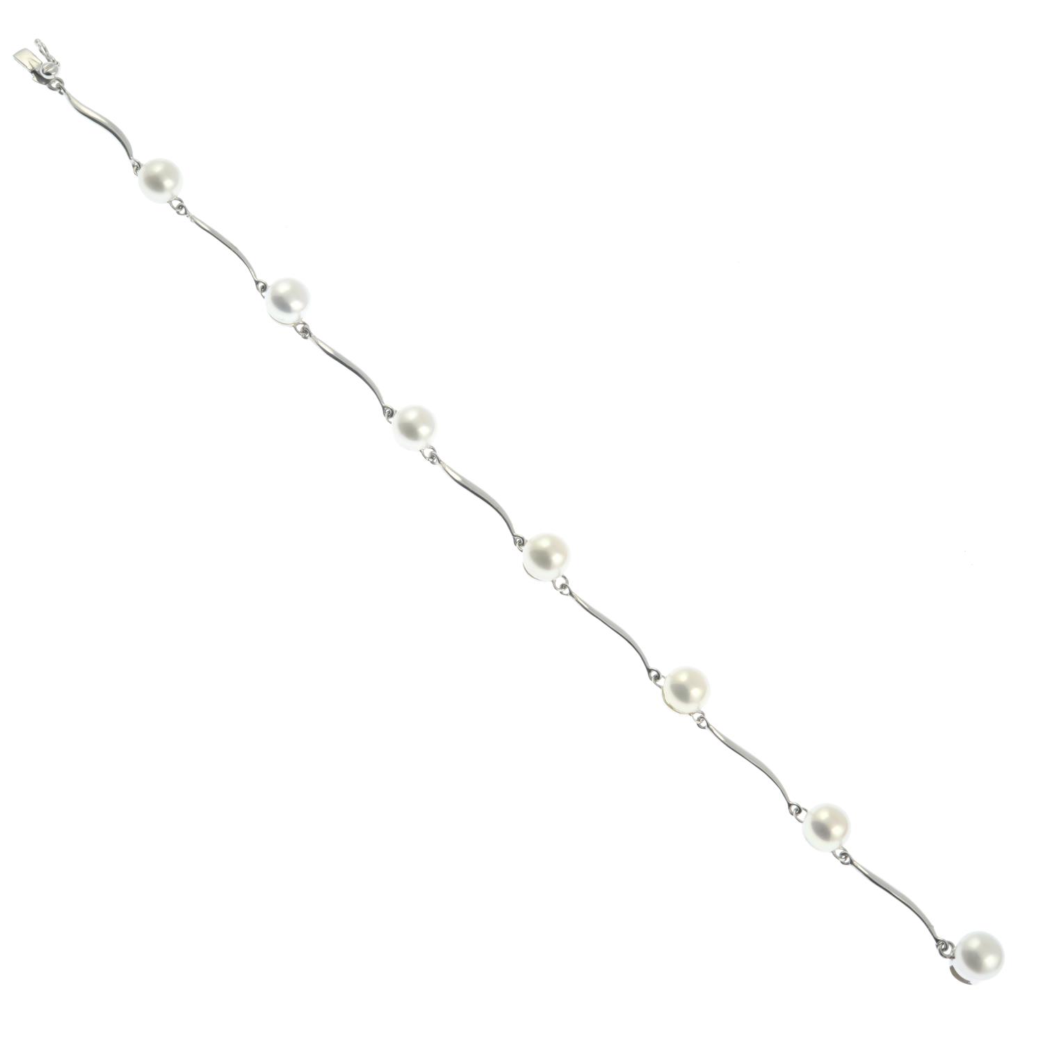 A 9ct gold cultured pearl bracelet.Hallmarks for London.Diameter of one cultured pearl 7.5mms. - Image 2 of 3