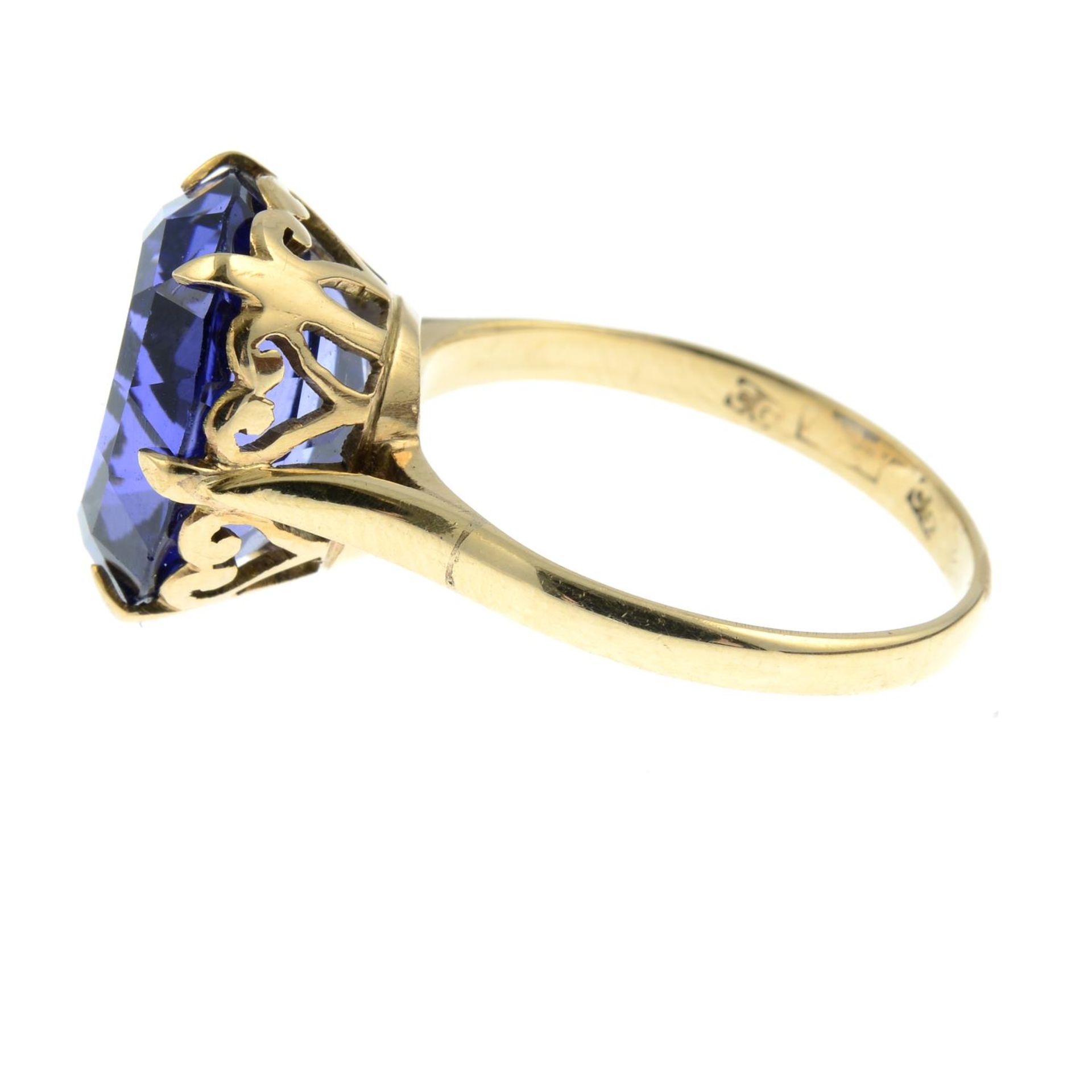 A synthetic sapphire ring.Ring size L. - Image 2 of 3