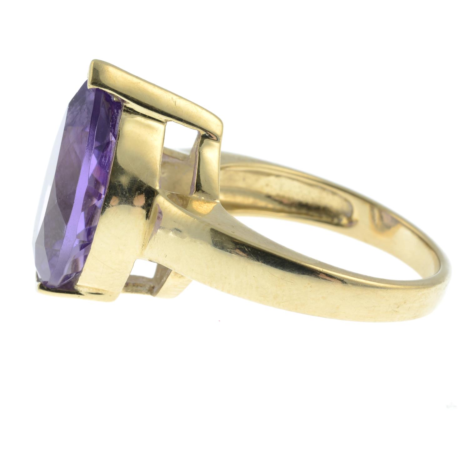 A 9ct gold amethyst ring.Hallmarks for Birmingham. - Image 2 of 3