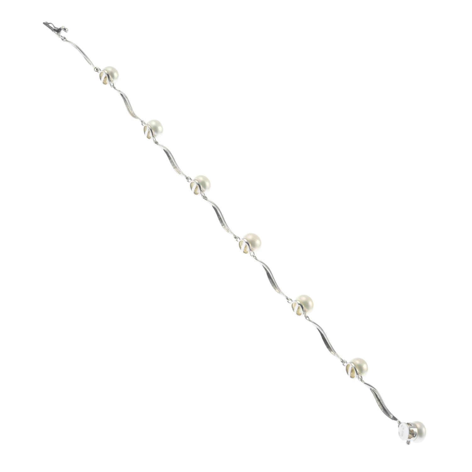 A 9ct gold cultured pearl bracelet.Hallmarks for London.Diameter of one cultured pearl 7.5mms. - Image 3 of 3