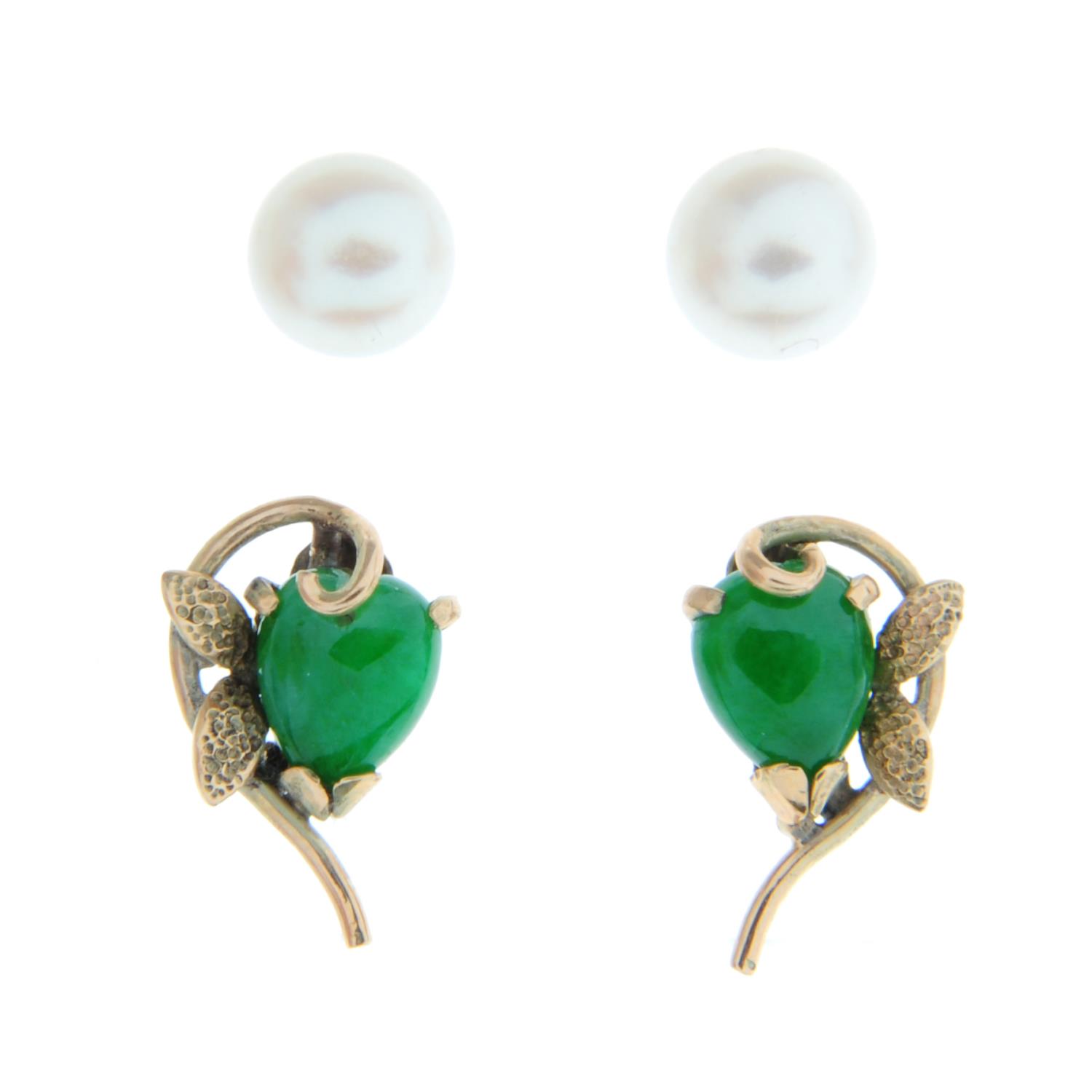 Four pairs of cultured pearl earrings, together with a pair of jade stud earrings.