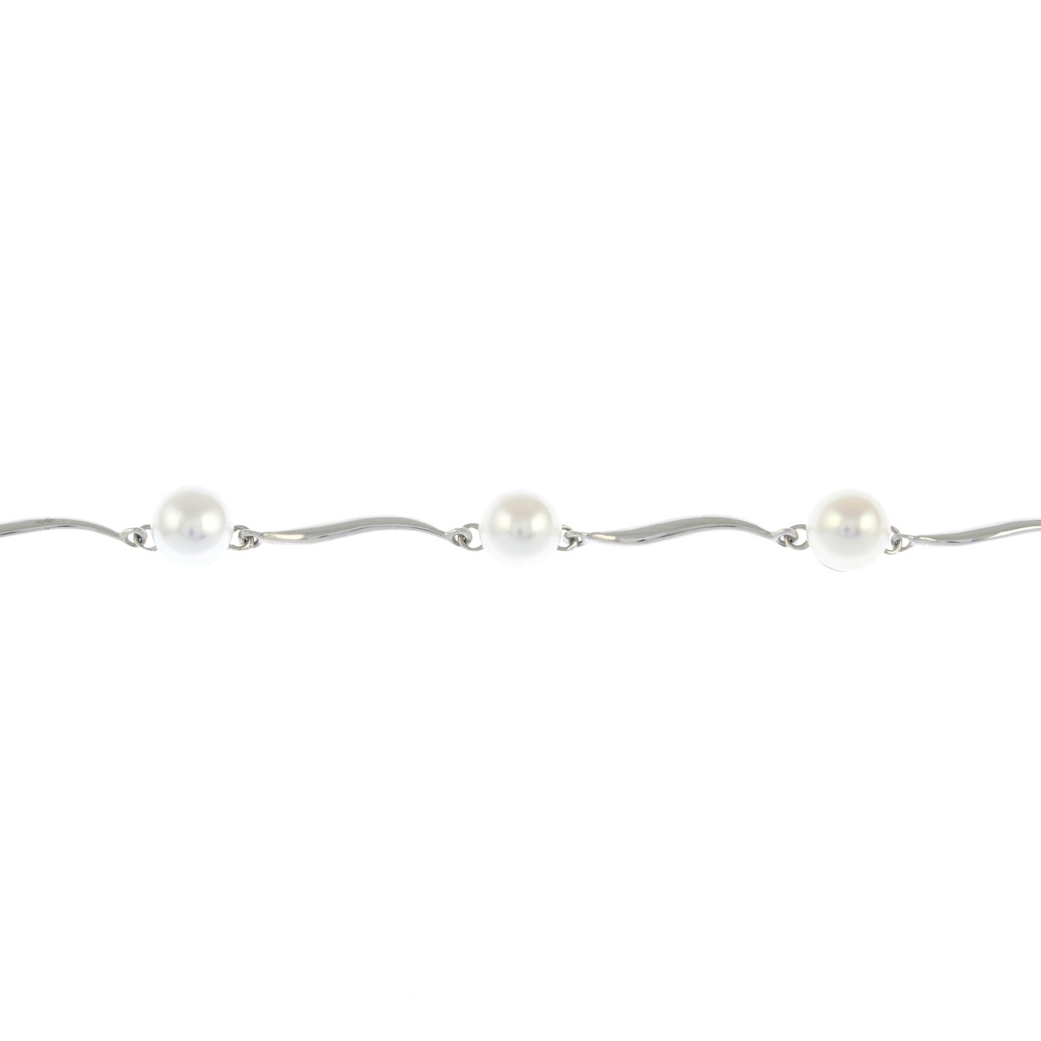 A 9ct gold cultured pearl bracelet.Hallmarks for London.Diameter of one cultured pearl 7.5mms.