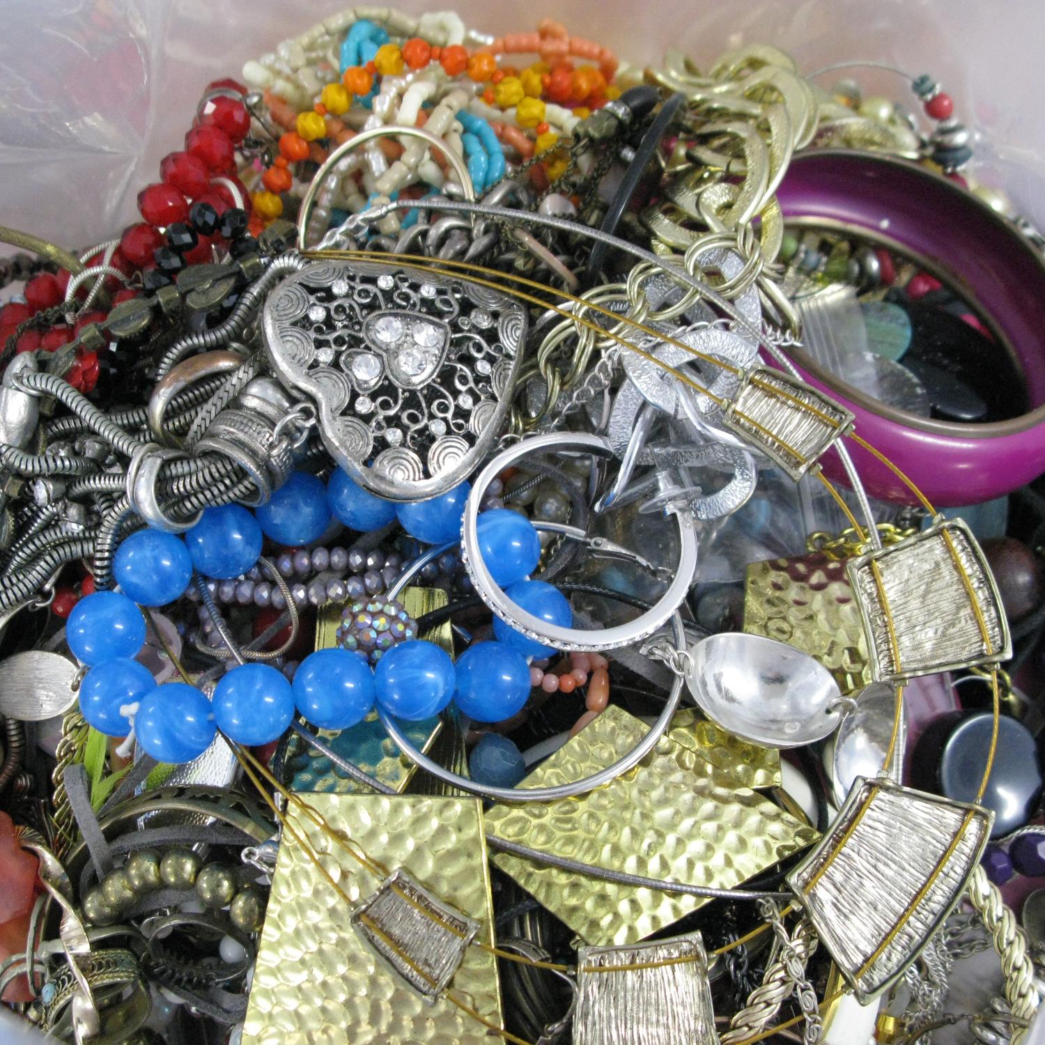 A bag containing a large quantity of costume jewellery. - Image 2 of 2