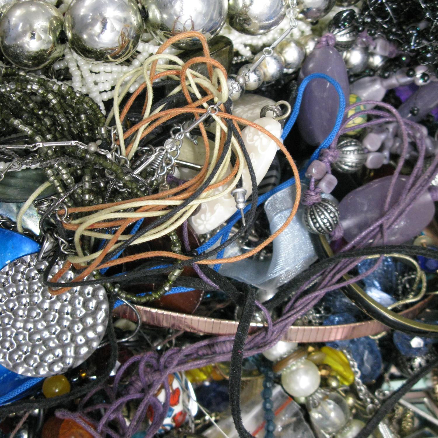 A bag containing a large quantity of costume jewellery. - Image 2 of 2