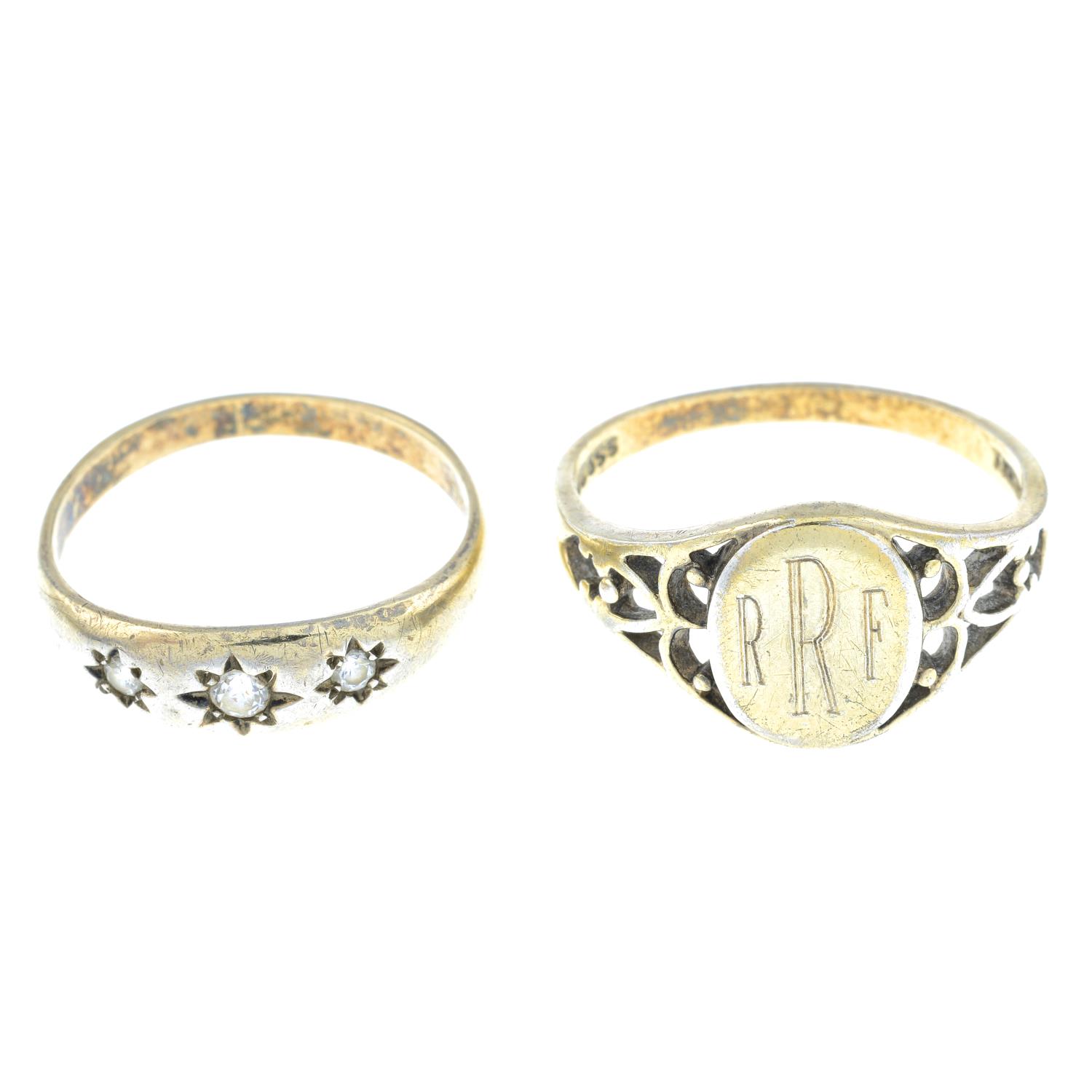 A selection of rings, to include an engraved signet ring.