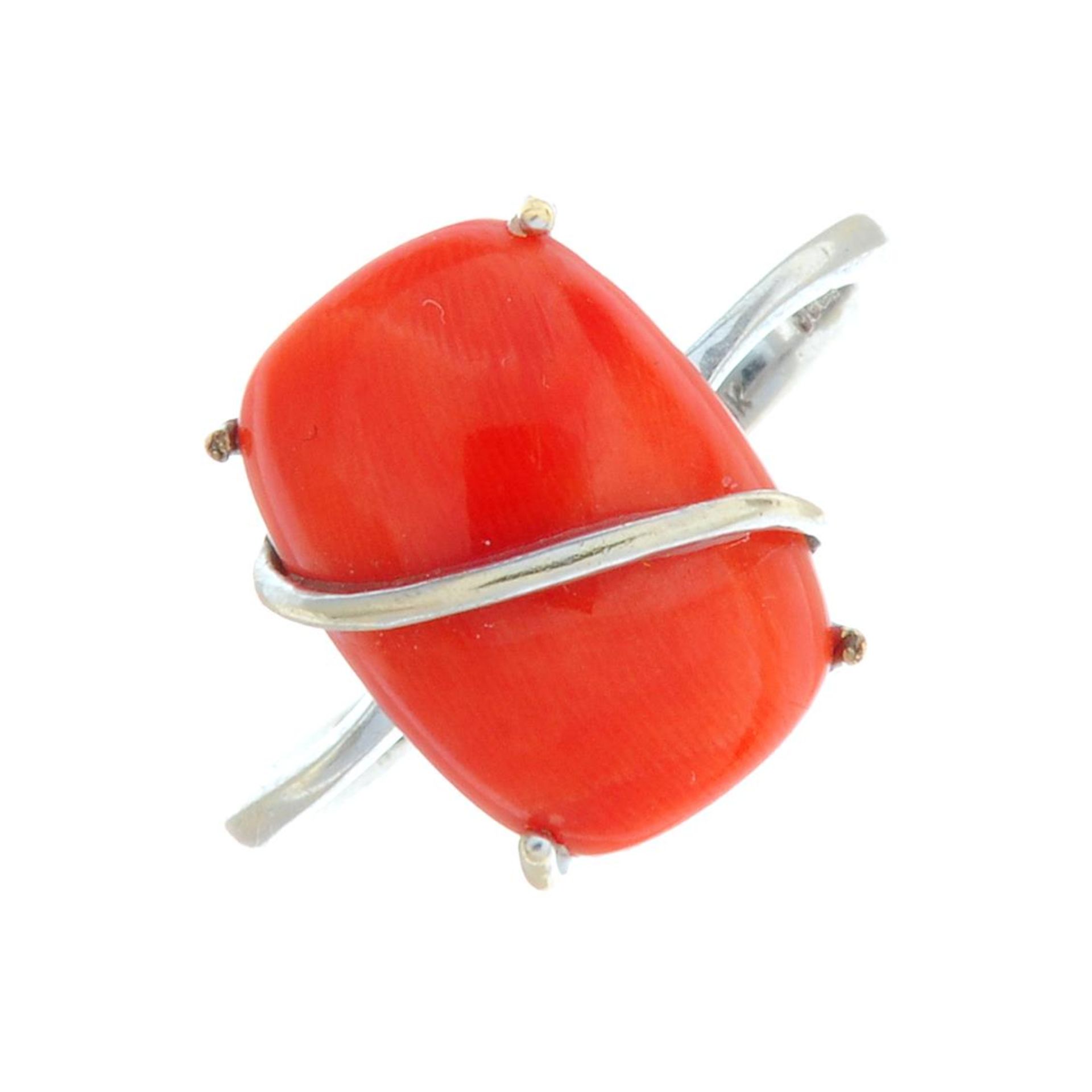 An 18ct gold coral cabochon ring.