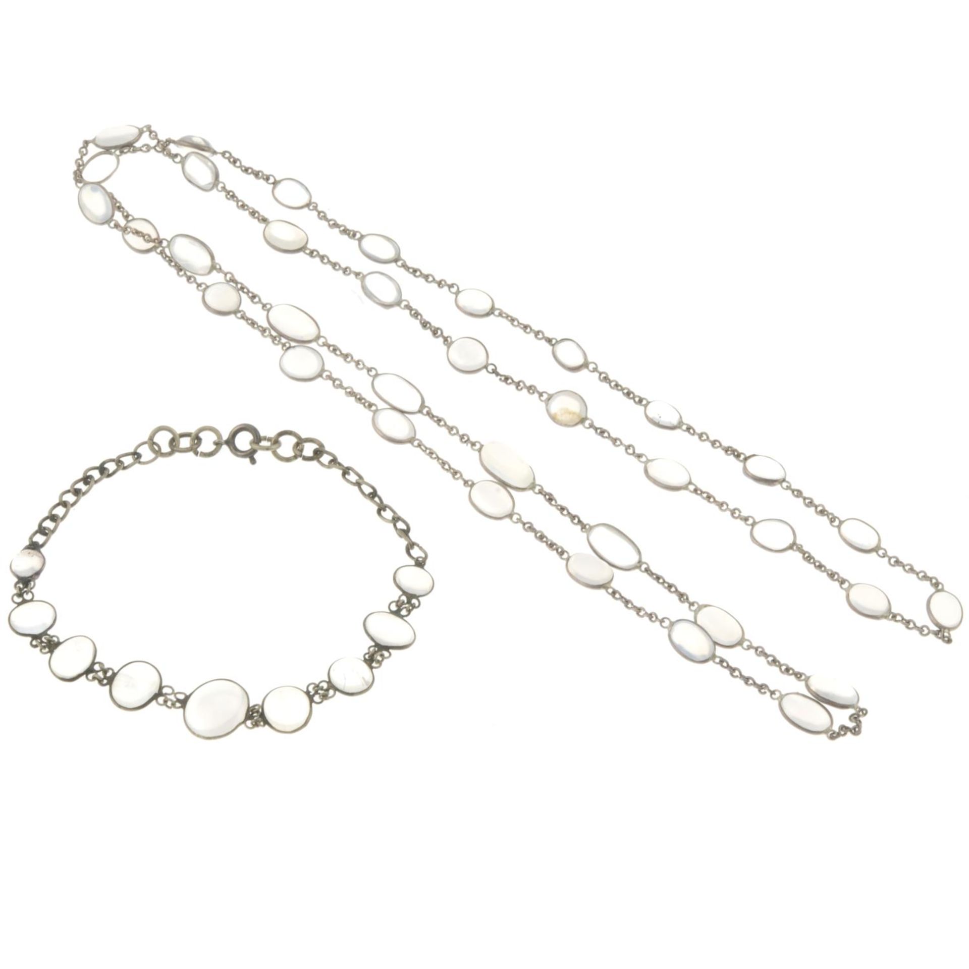 An early 20th century silver moonstone necklace and bracelet. - Bild 2 aus 2