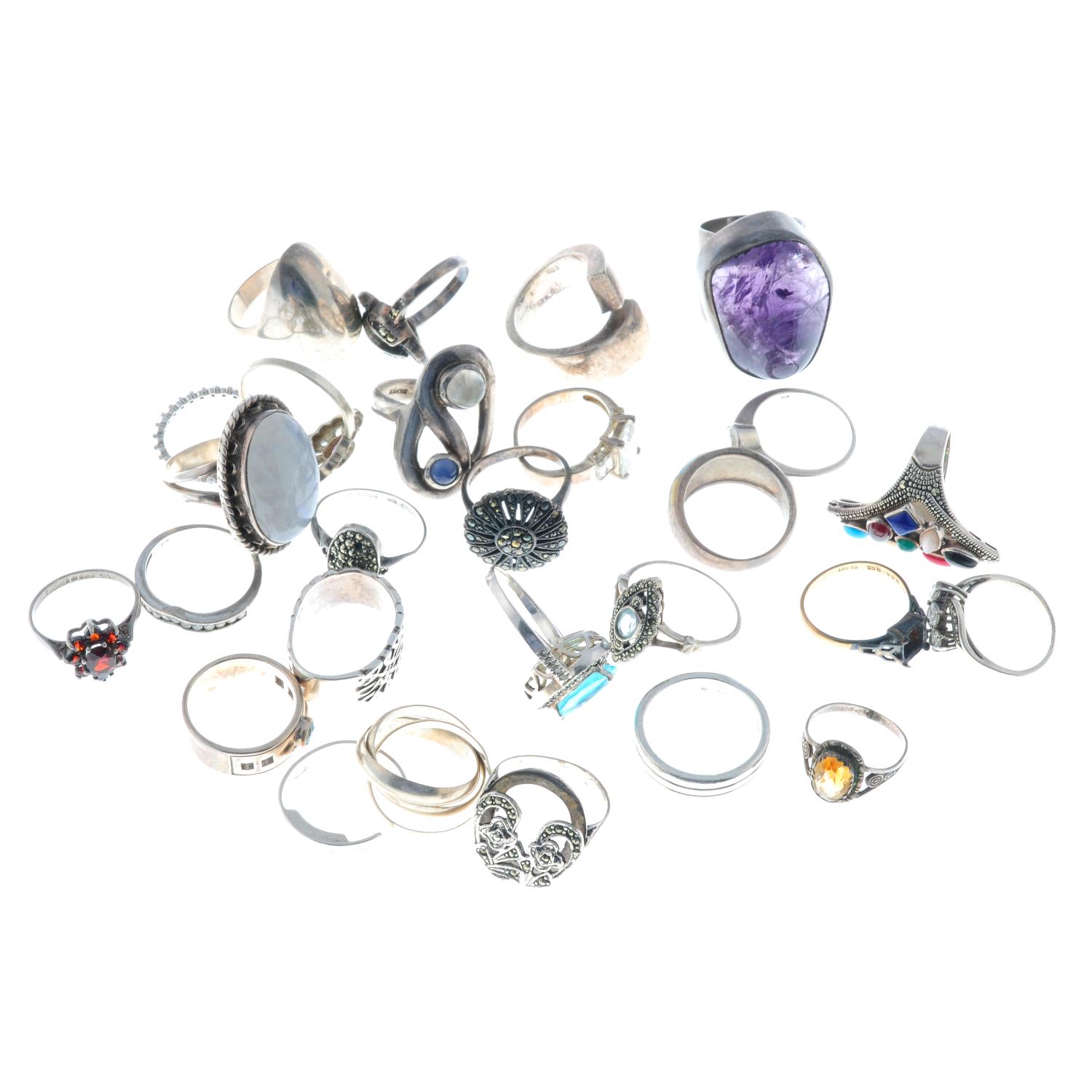 A selection of mainly gem-set rings, to include a garnet cluster ring. - Image 2 of 2