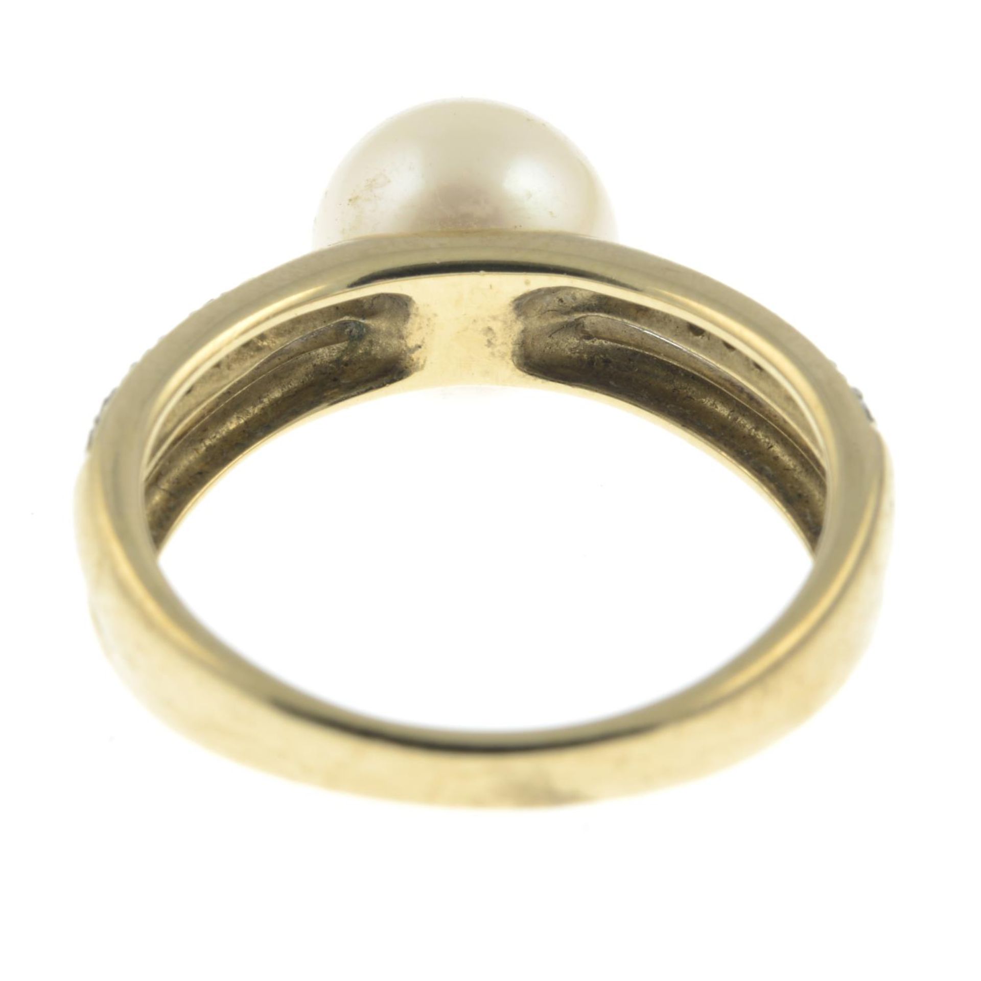 A cultured pearl and diamond ring.Estimated total diamond weight 0.18cts.Stamped 333.Ring size - Image 3 of 3