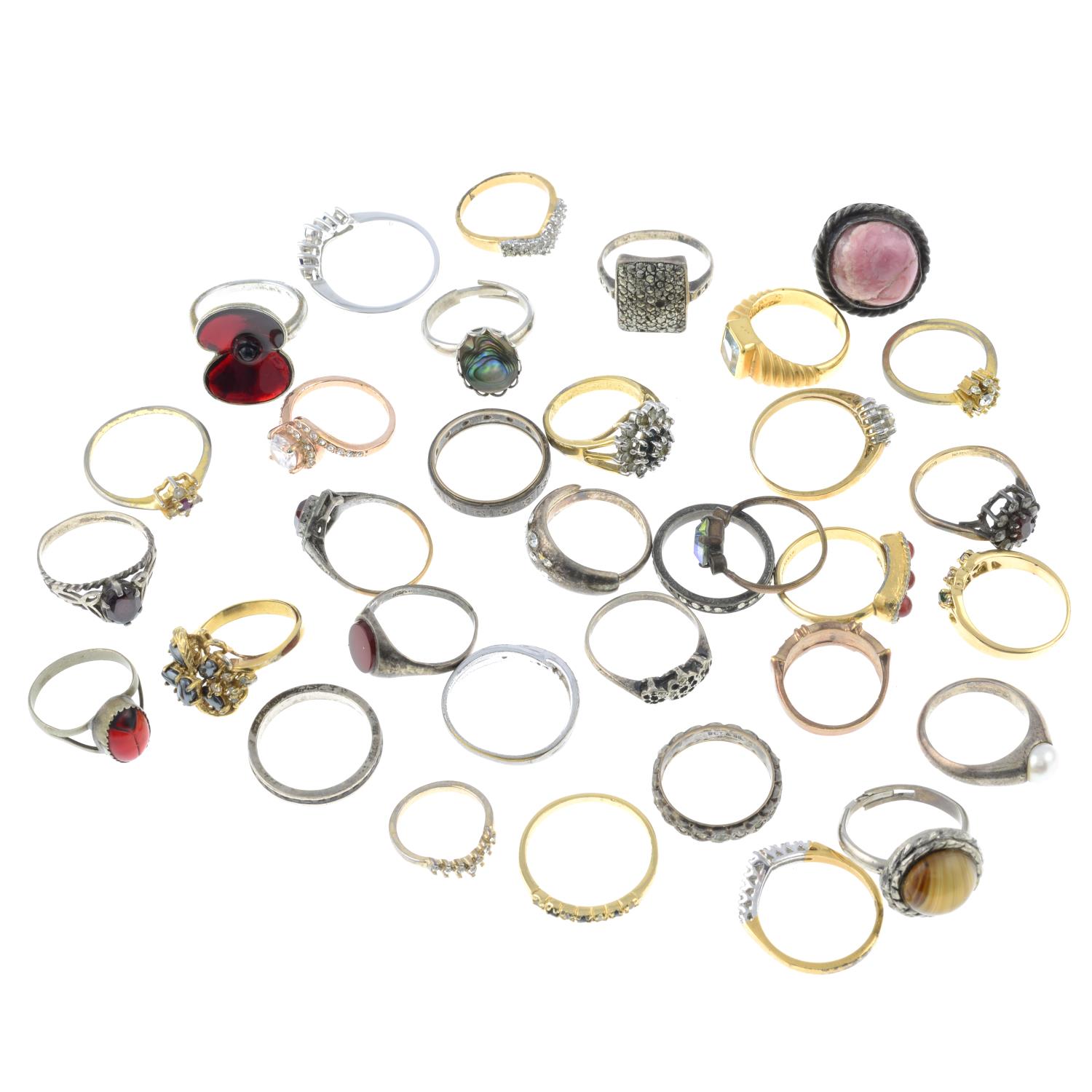 A selection of rings, to include an engraved signet ring. - Image 2 of 2