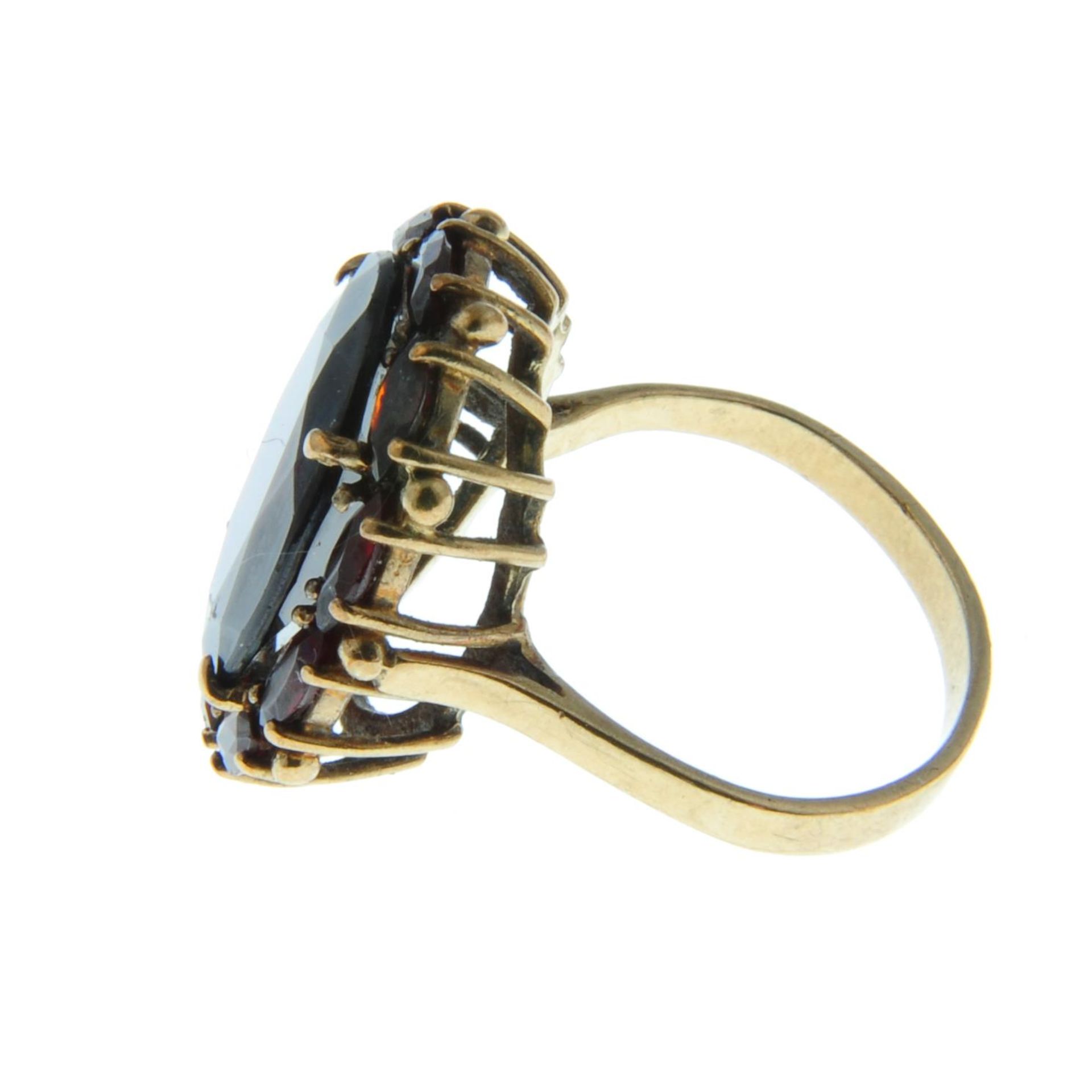 A garnet cluster ring.Stamped 333.Ring size N. - Image 3 of 3
