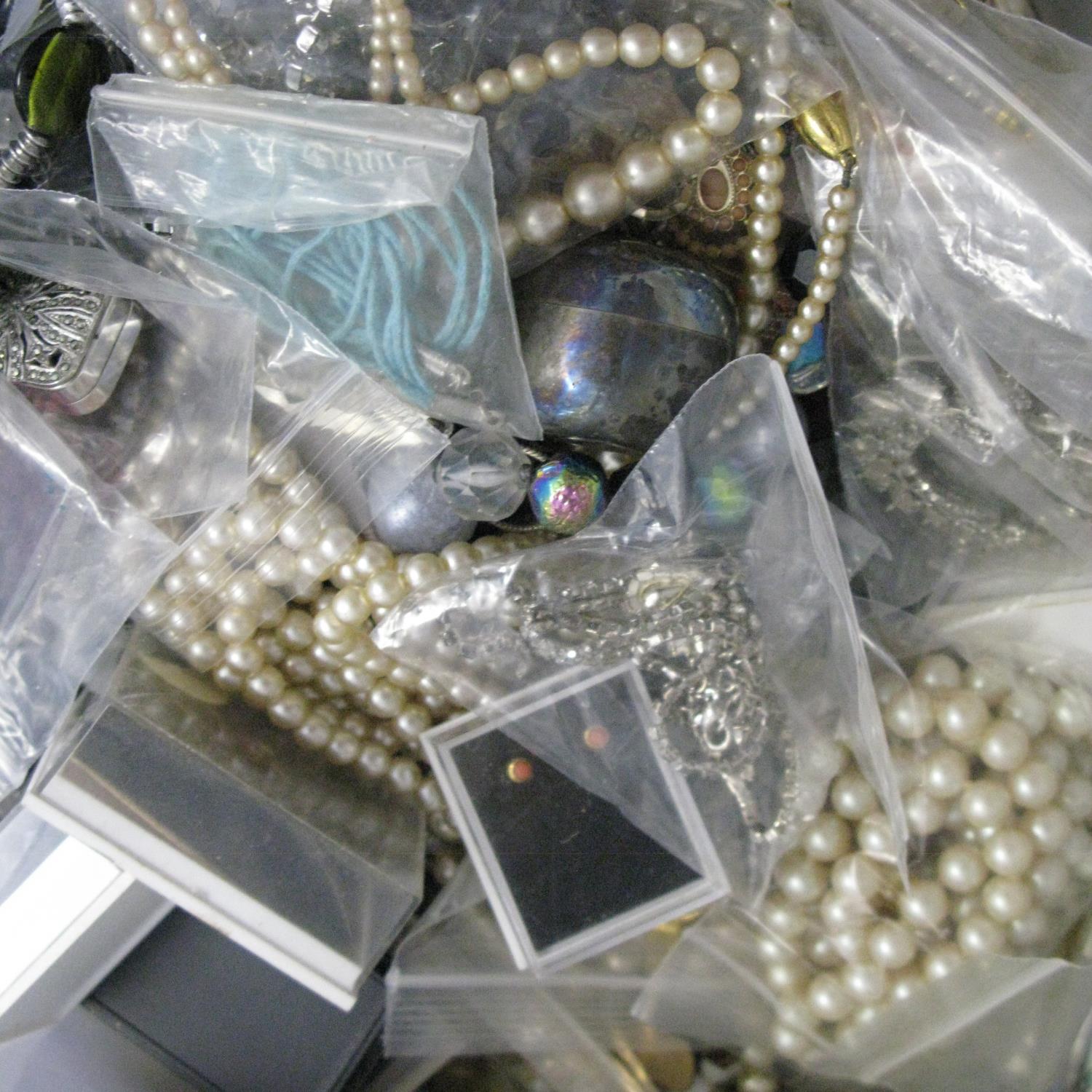 A bag containing a large quantity of costume jewellery. - Image 2 of 2