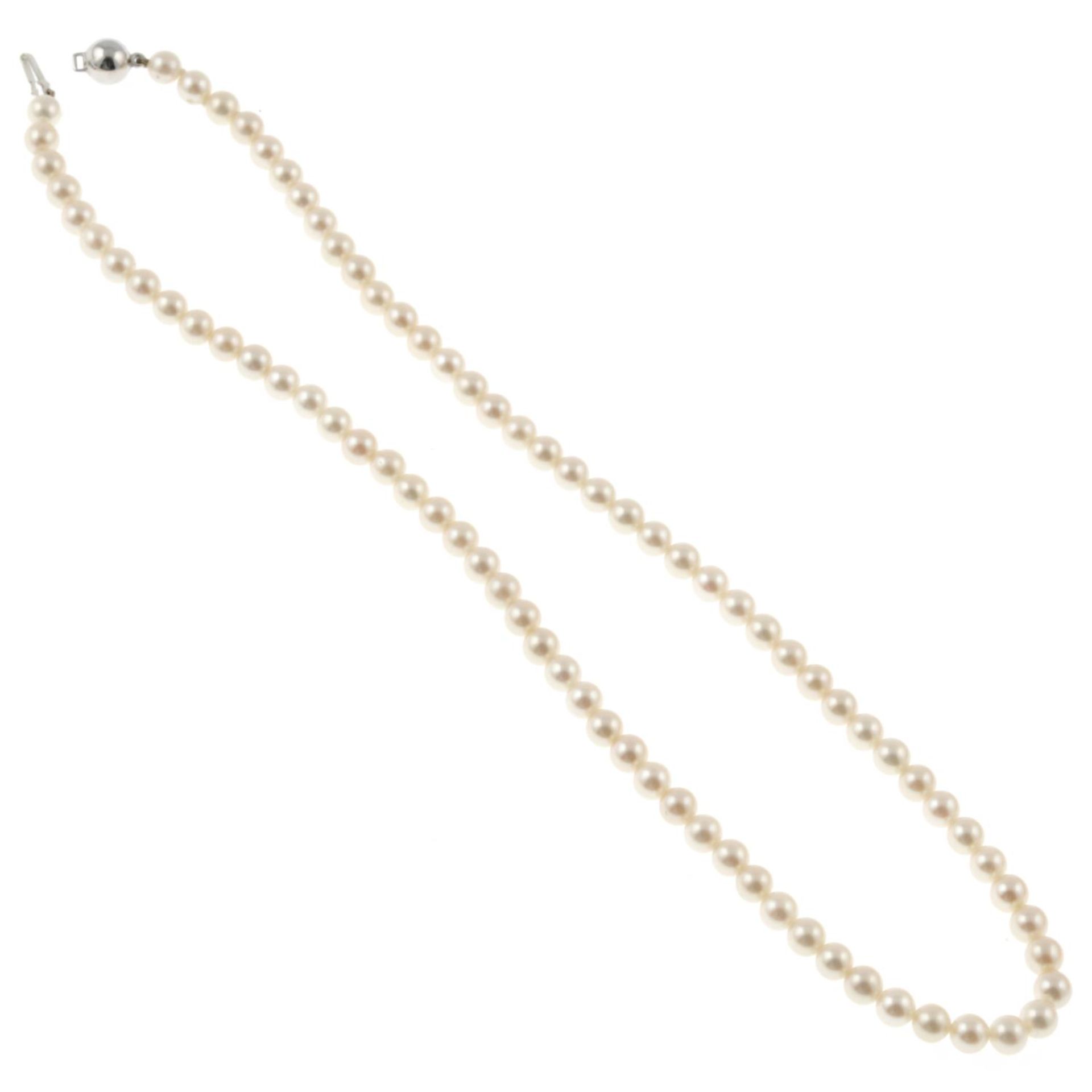A cultured freshwater pearl necklace, with 18ct gold clasp.Hallmarks for London. - Bild 2 aus 2