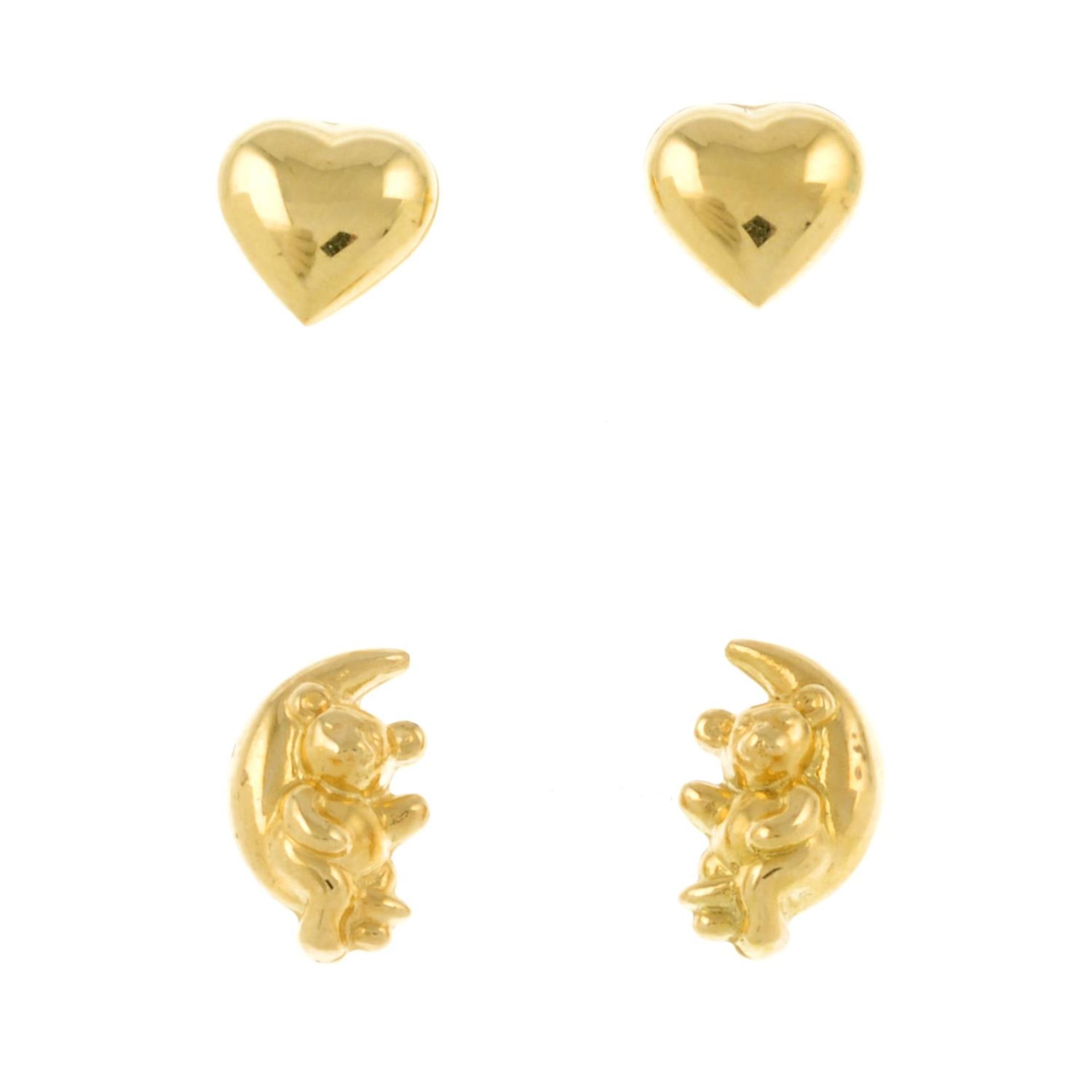 Two pairs of 18ct gold stud earrings.Hallmarks for Italy.Lengths 0.8 and 1.1cms.