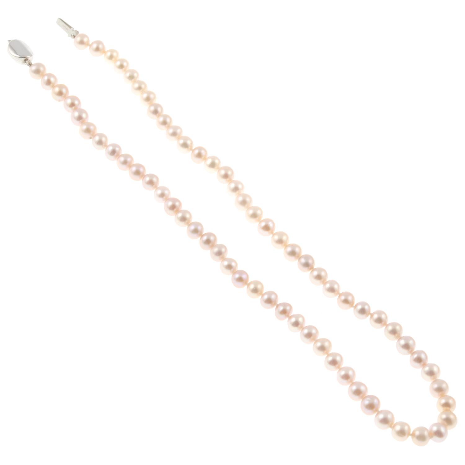 A pink fresh water cultured pearl necklace, with 18ct gold clasp.Hallmarks for London. - Image 2 of 2