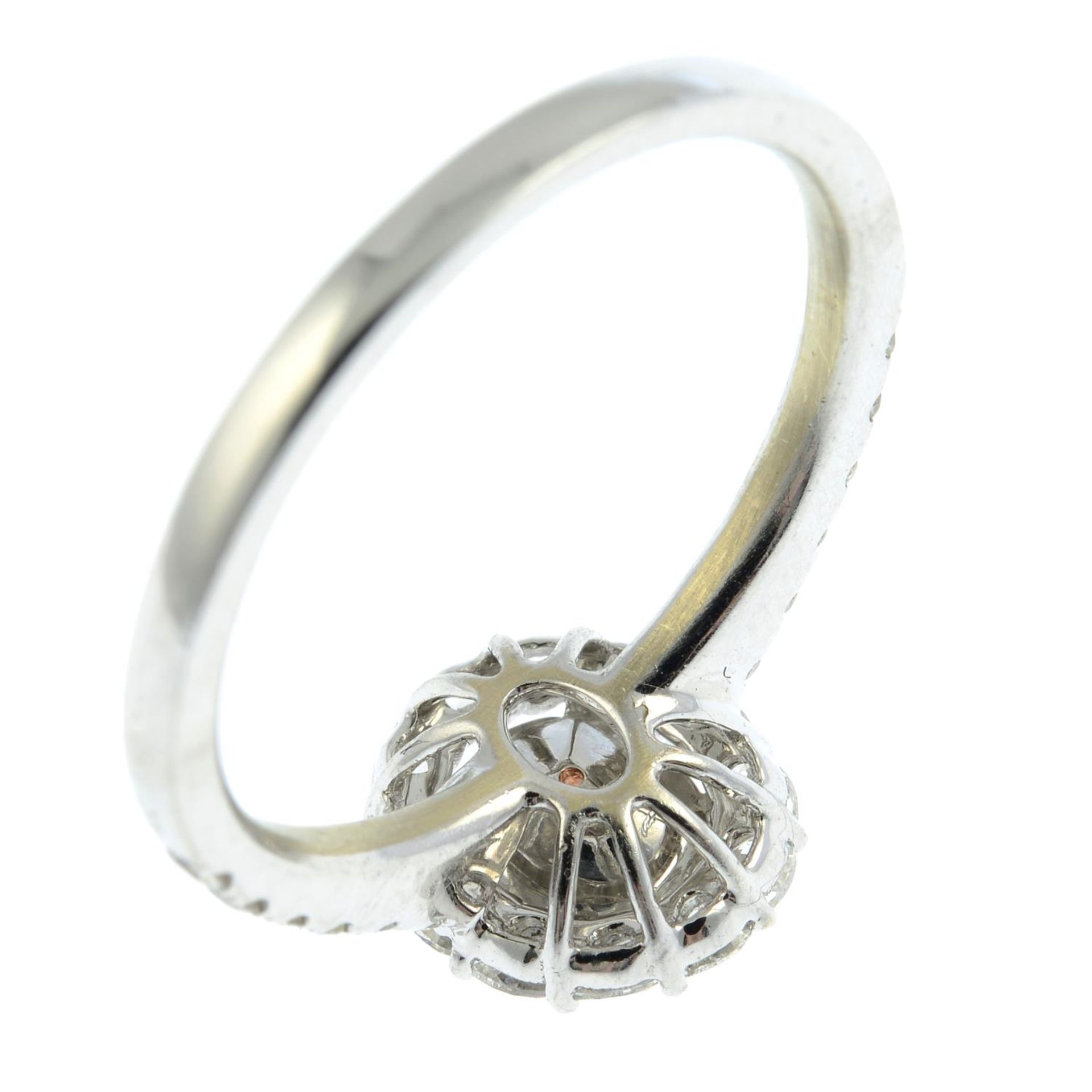 An 18ct gold oval-shape 'coloured' diamond ring, - Bild 2 aus 3