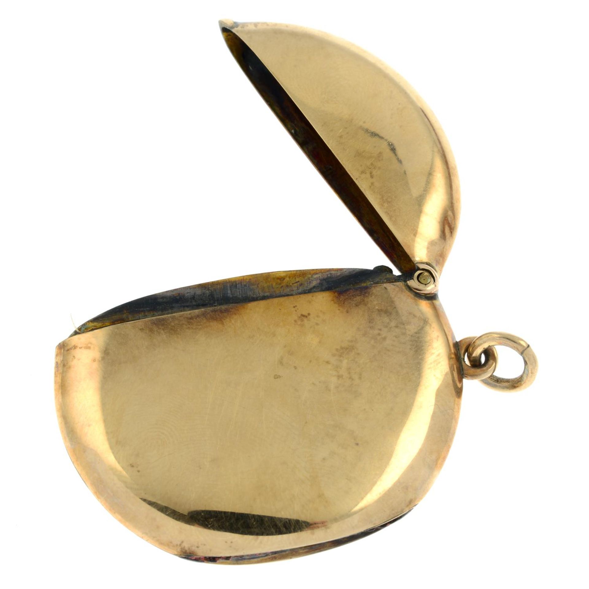 An Edwardian 9ct gold circular-shape vesta case, with engraved detail. - Image 2 of 2