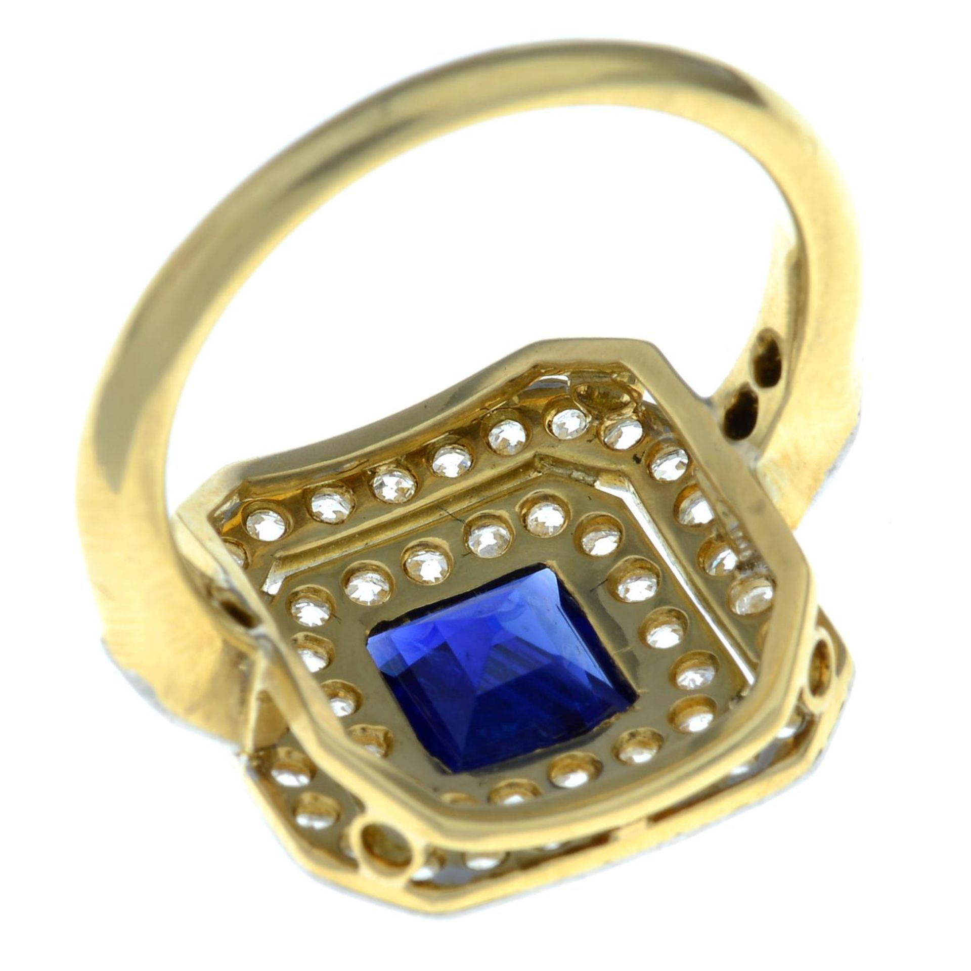 A mid 20th century 18ct gold sapphire and old-cut diamond double cluster ring.Estimated sapphire - Bild 3 aus 3
