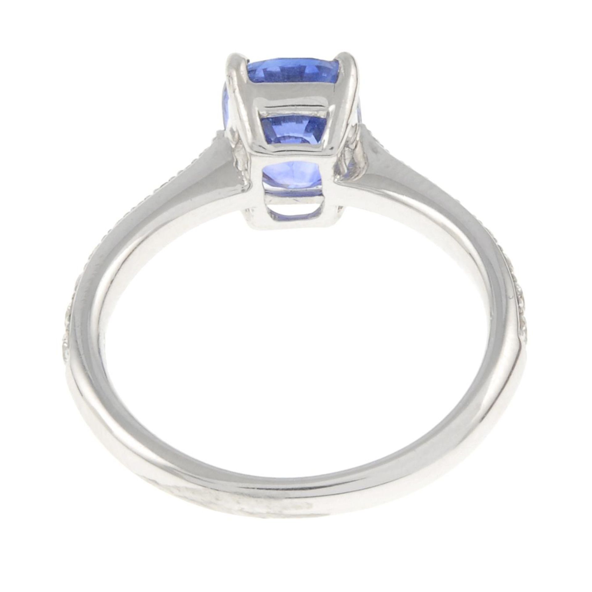 A sapphire and brilliant-cut diamond dress ring.Sapphire weight 2.01cts.Total diamond weight - Bild 4 aus 4