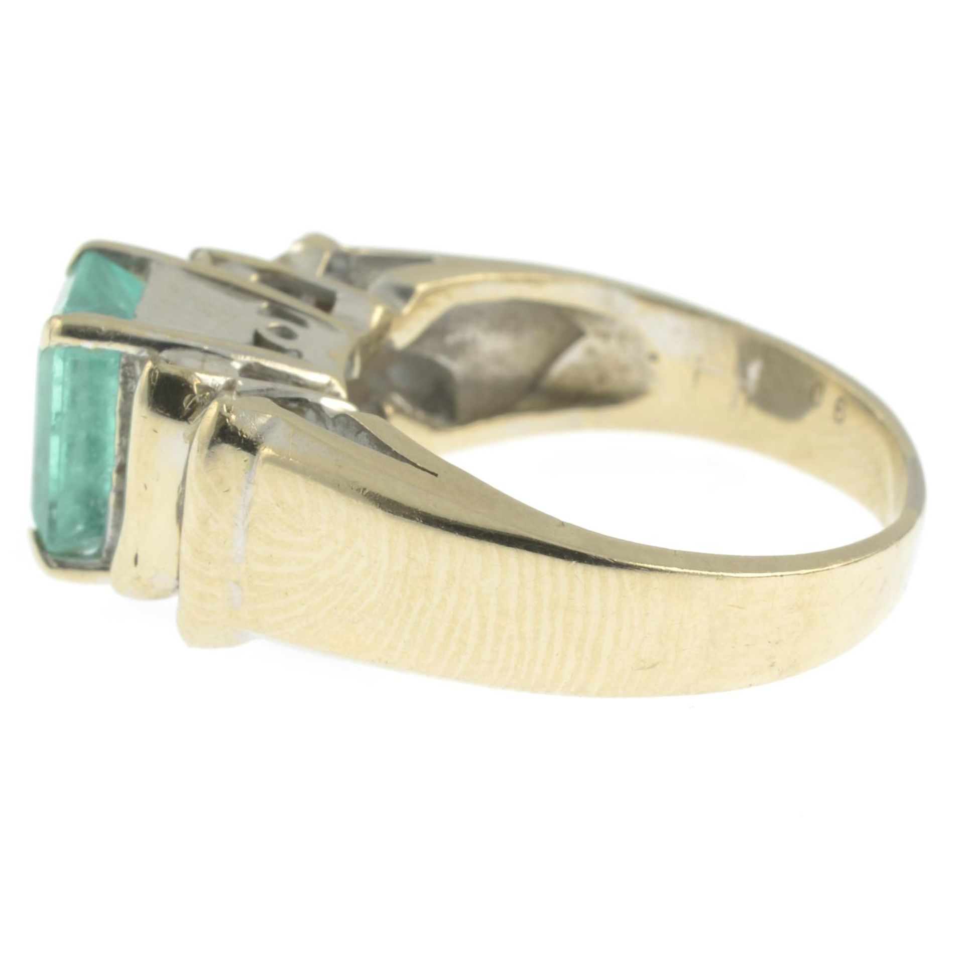 An emerald and baguette-cut diamond dress ring.Emerald calculated weight 1.60cts, - Bild 2 aus 4