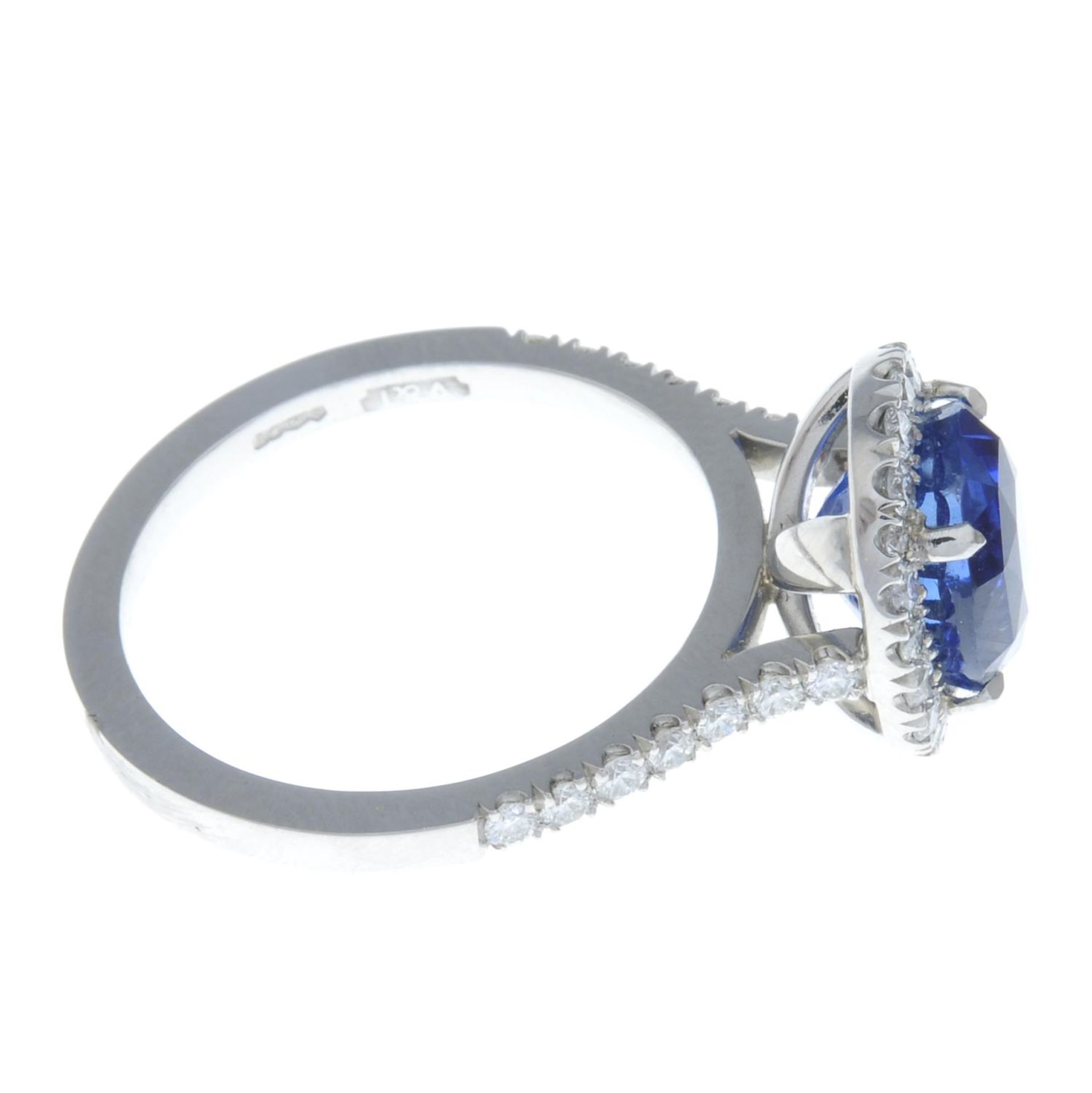 A platinum sapphire and brilliant-cut diamond cluster ring.Sapphire calculated weight 3cts, - Image 3 of 4