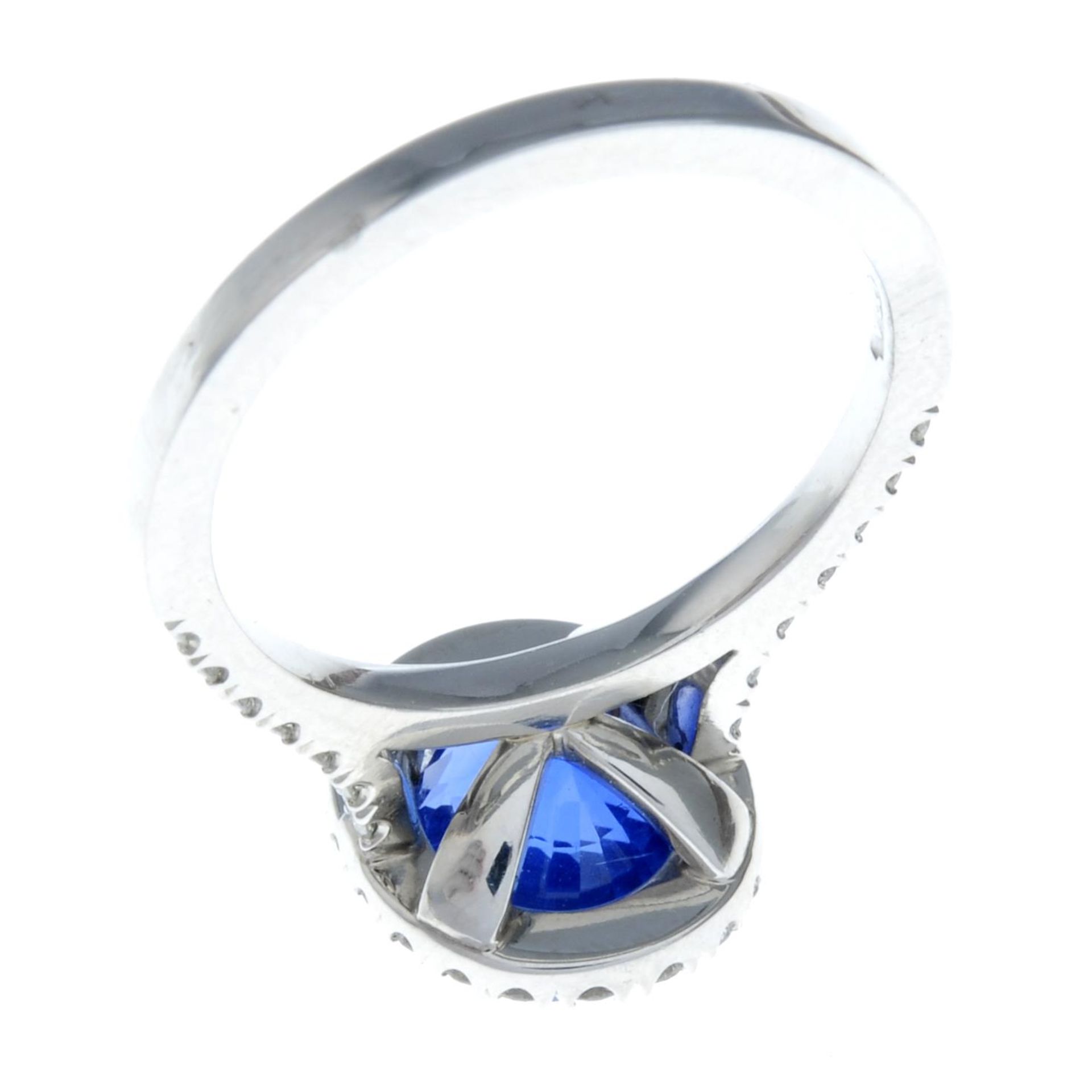 A platinum sapphire and brilliant-cut diamond cluster ring.Sapphire calculated weight 3cts, - Image 4 of 4
