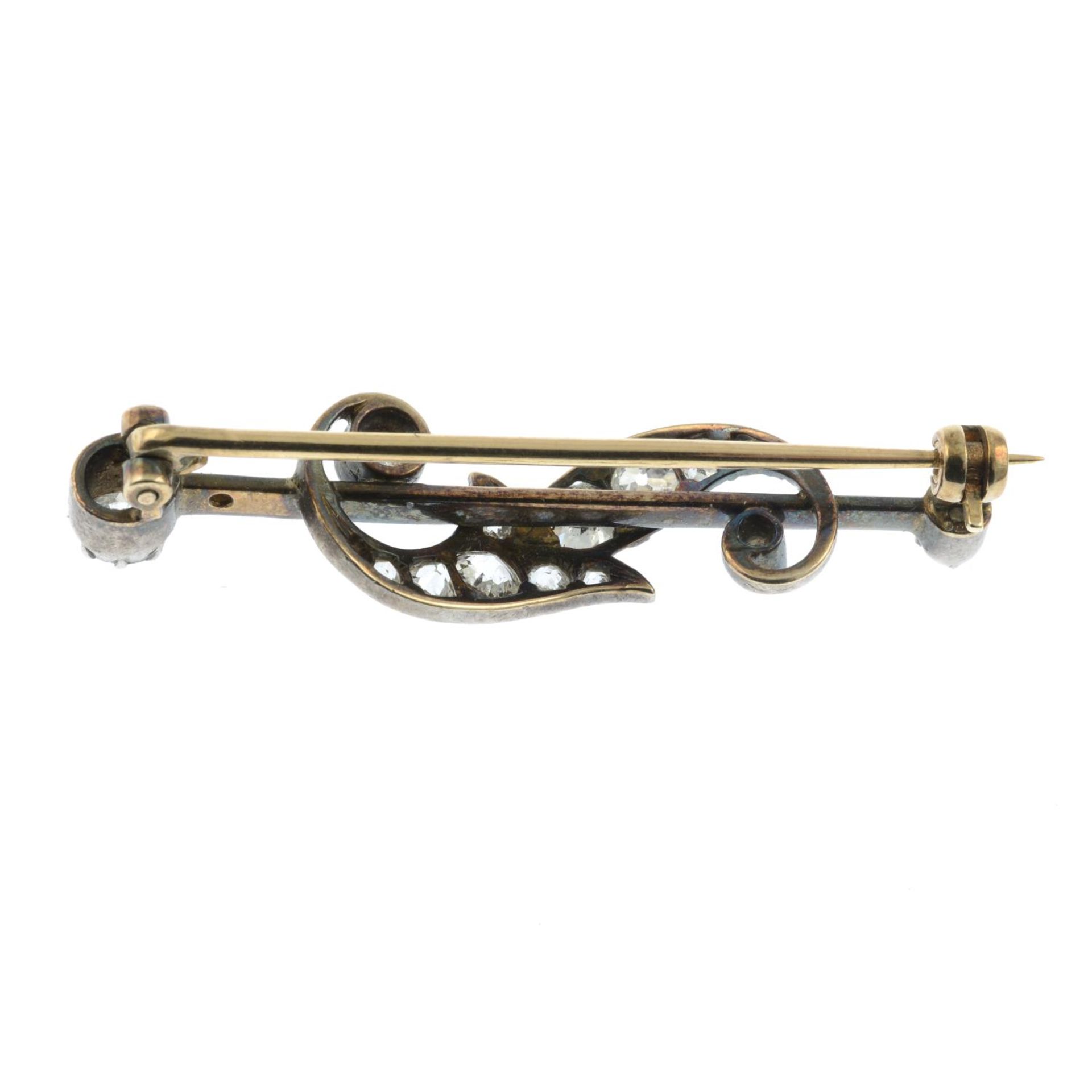 An Art Nouveau 9ct gold and silver old-cut diamond bar brooch.Estimated total diamond weight 1ct, - Bild 2 aus 2