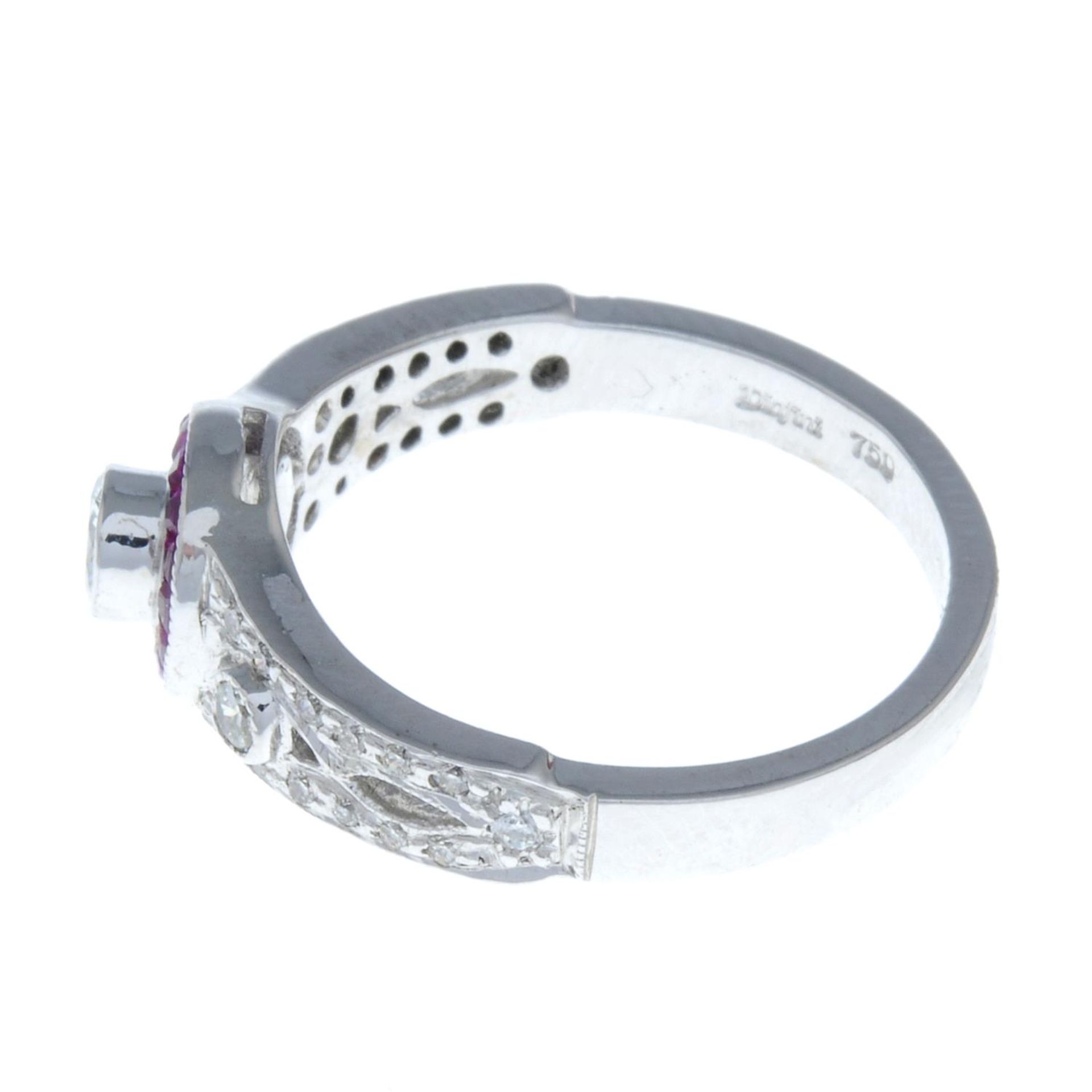 A brilliant-cut diamond and ruby dress ring.Estimated total diamond weight 0.45ct, - Bild 2 aus 4