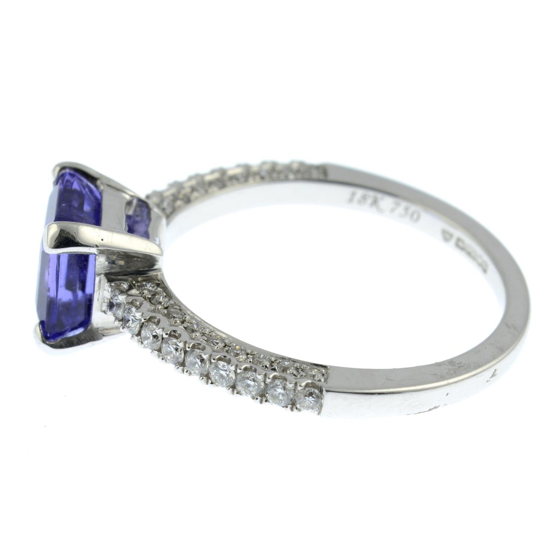 An 18ct gold tanzanite and brilliant-cut diamond ring.Tanzanite weight 2.02ct.Total diamonds weight - Bild 2 aus 3