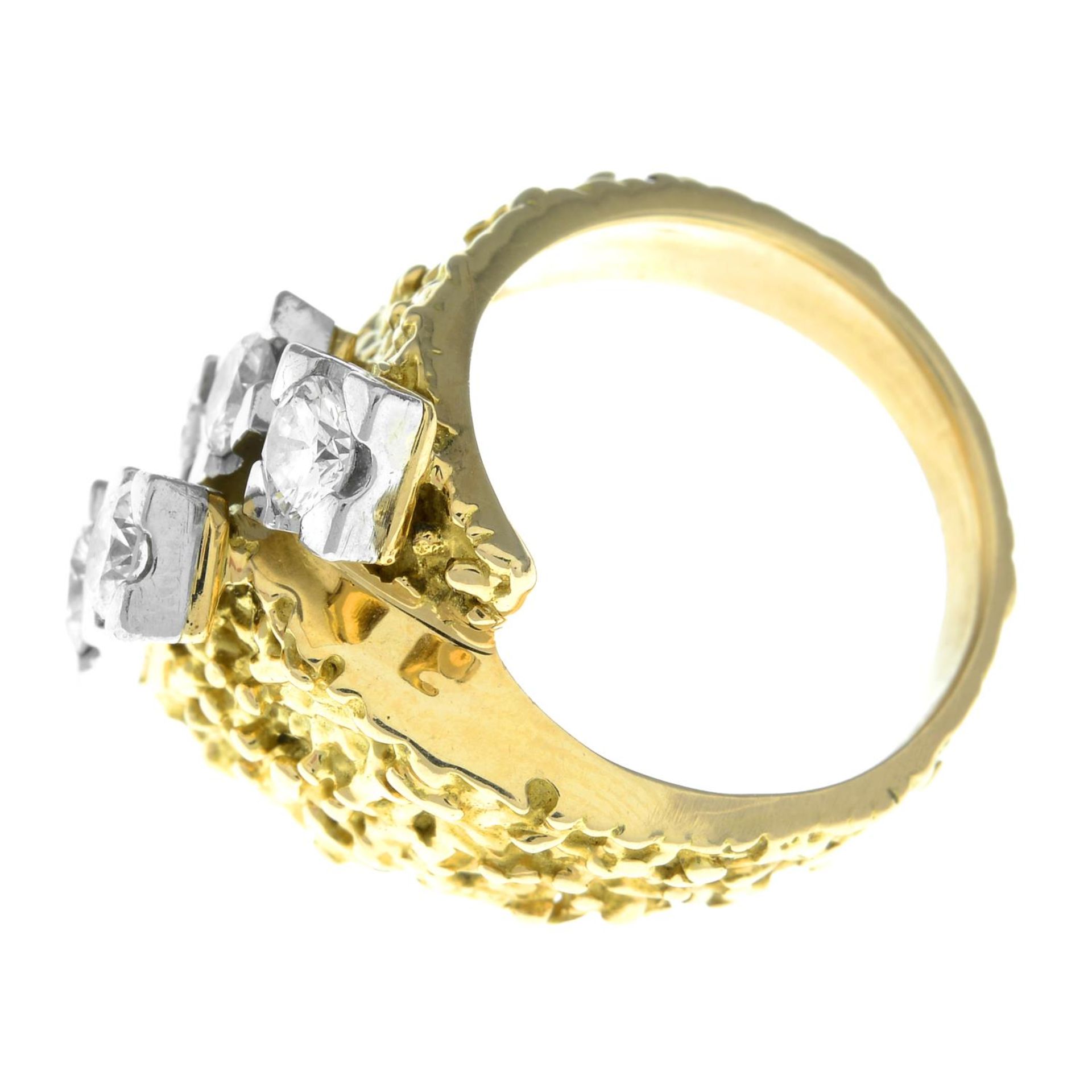 A brilliant-cut diamond textured dress ring. - Bild 2 aus 4