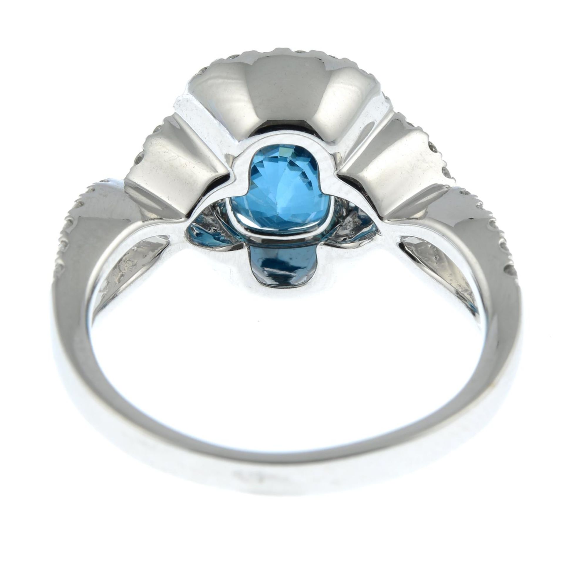 A blue zircon and brilliant-cut diamond ring.Zircon calculated weight 4cts, - Bild 3 aus 3