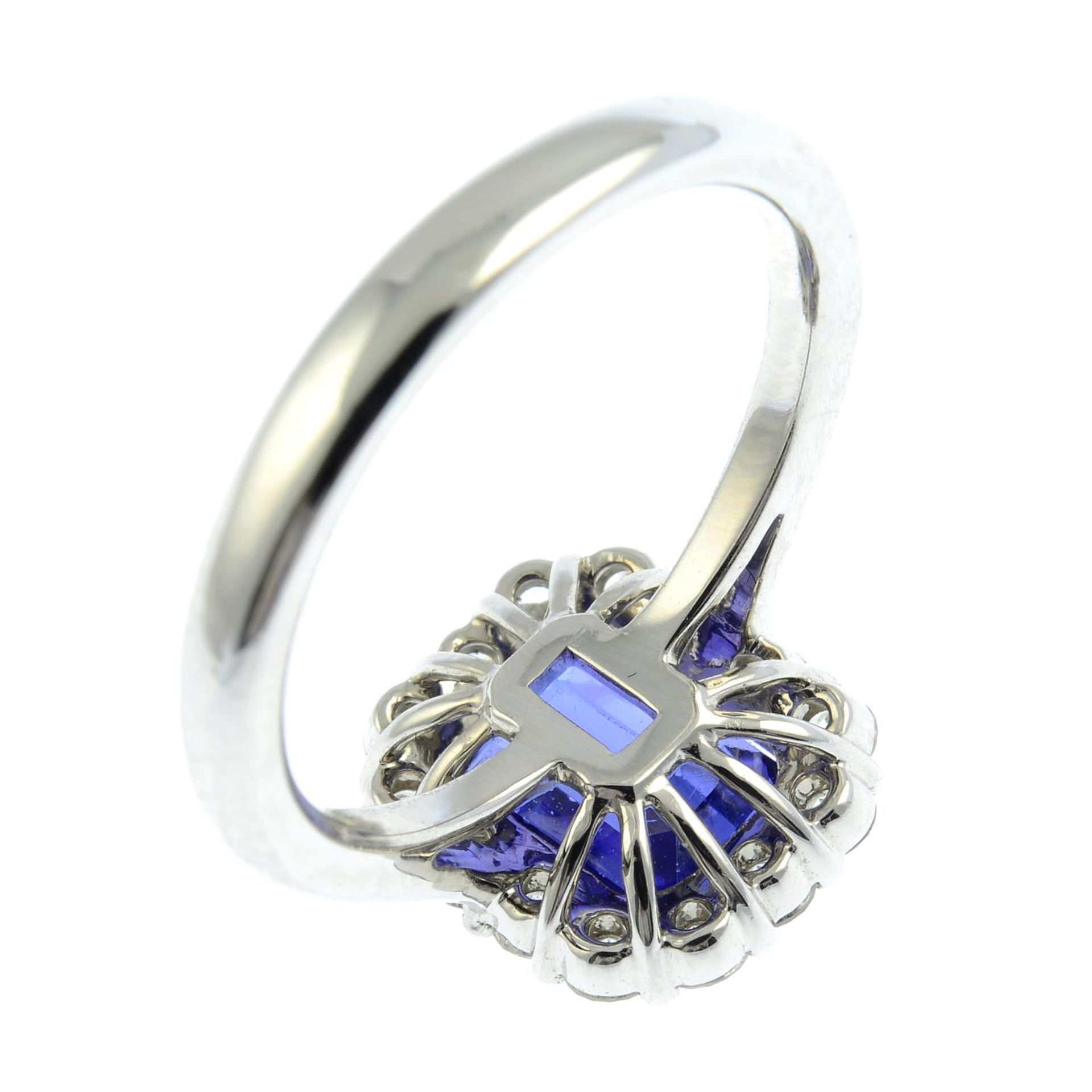 A tanzanite and brilliant-cut diamond cluster ring.Tanzanite calculated weight 2, - Bild 2 aus 3