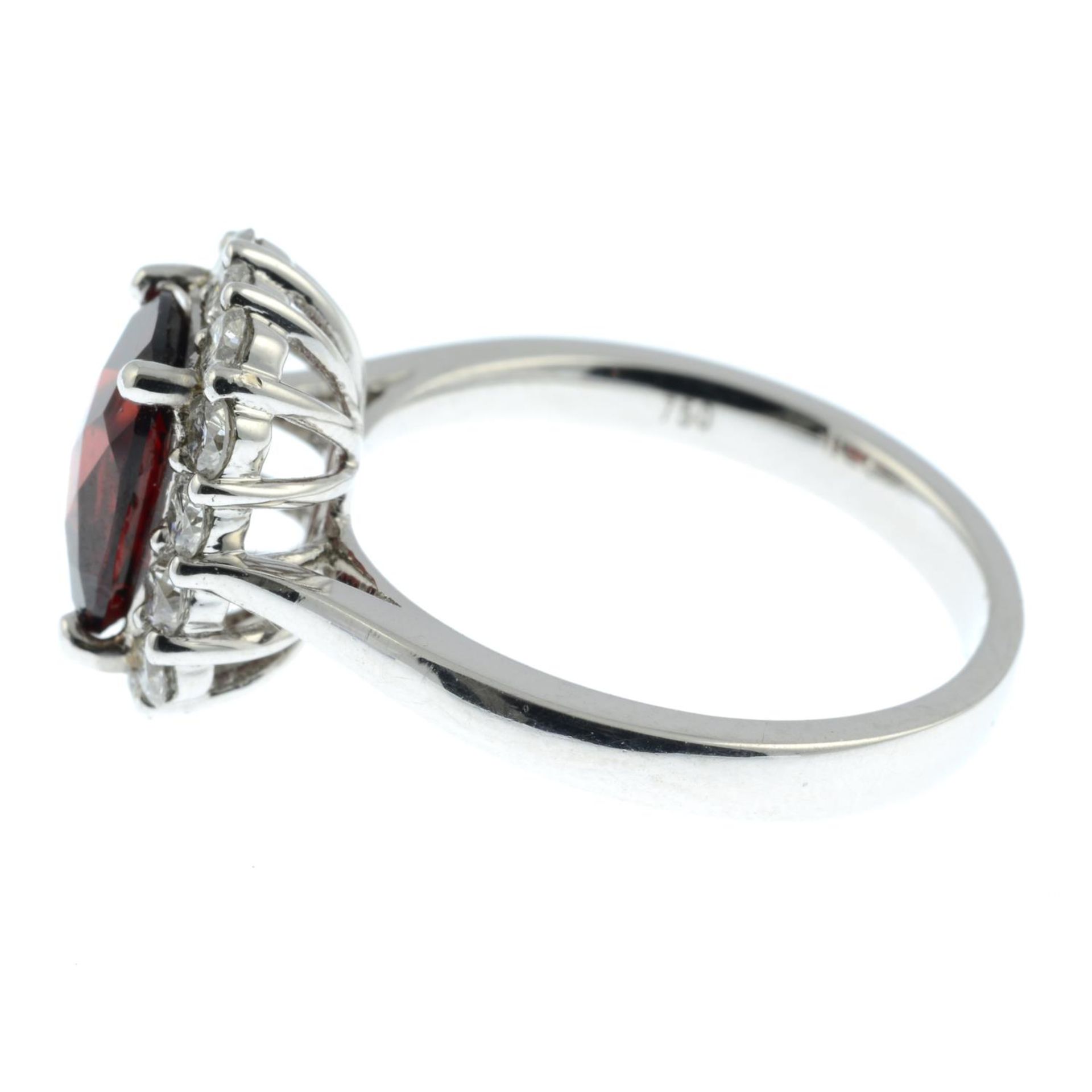 A garnet and brilliant-cut diamond cluster ring.Garnet weight 2.41ct.Total diamond weight 0.57ct, - Bild 2 aus 3