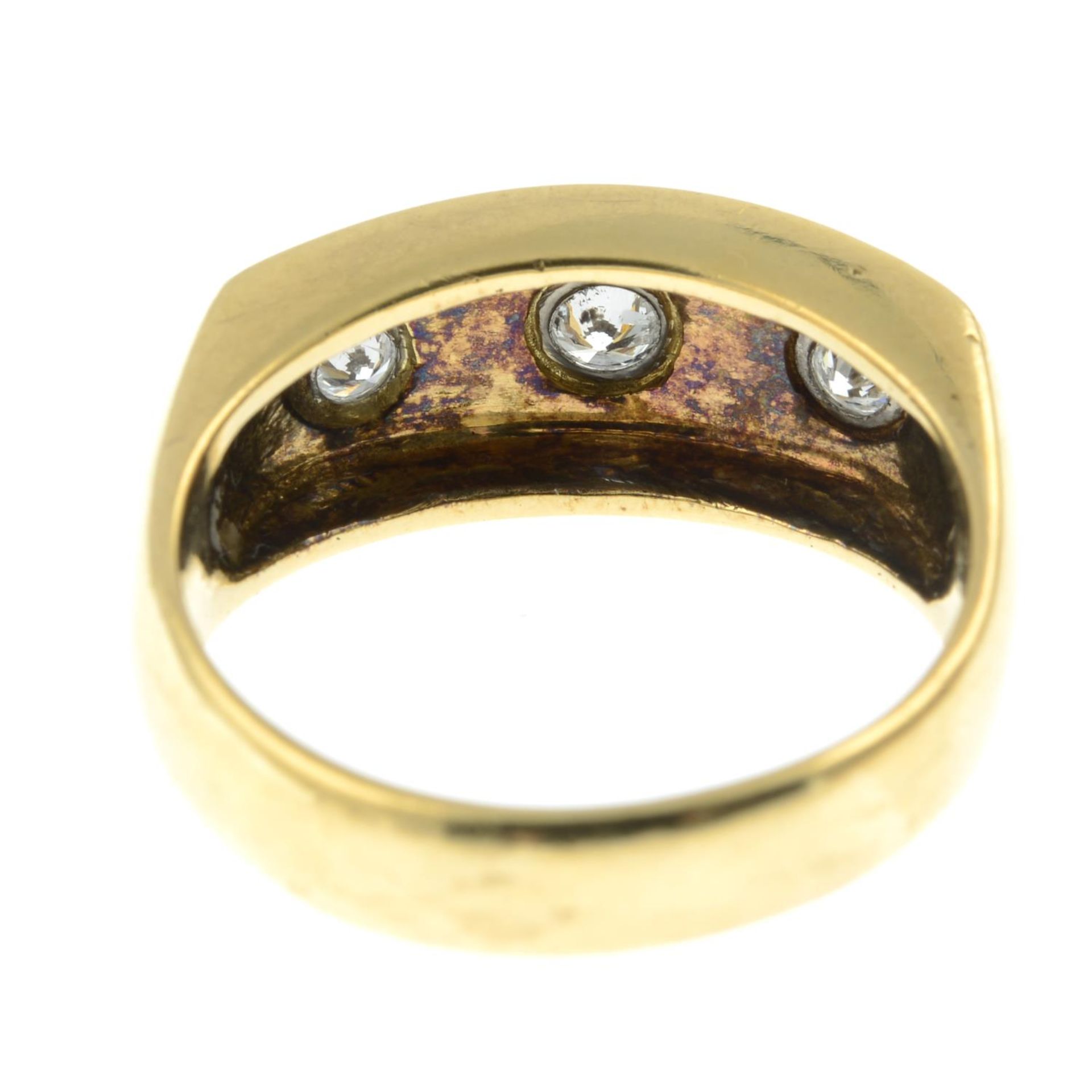 An 18ct gold brilliant-cut diamond three-stone ring.Estimated total diamond weight 0.35ct, - Bild 3 aus 3