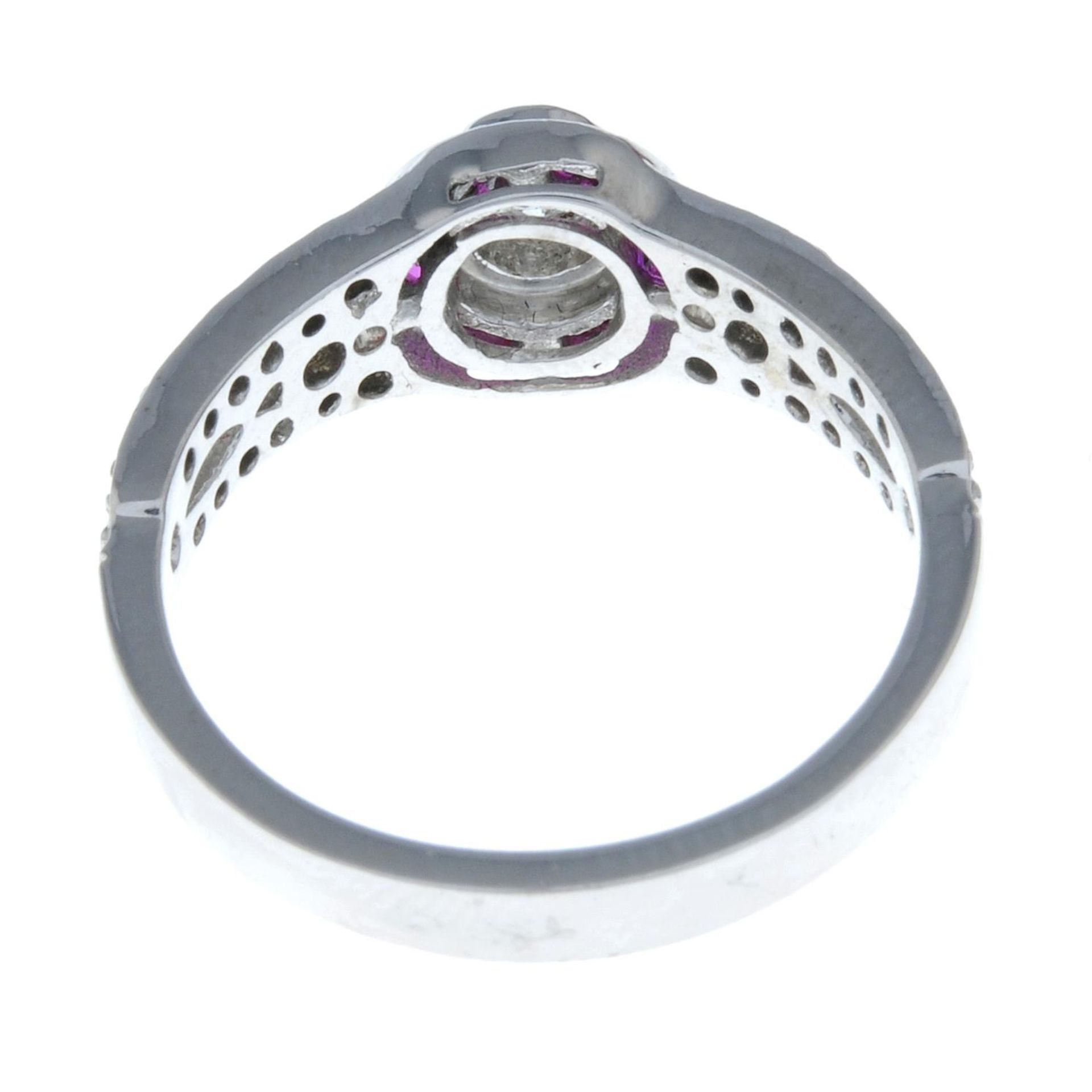 A brilliant-cut diamond and ruby dress ring.Estimated total diamond weight 0.45ct, - Bild 4 aus 4