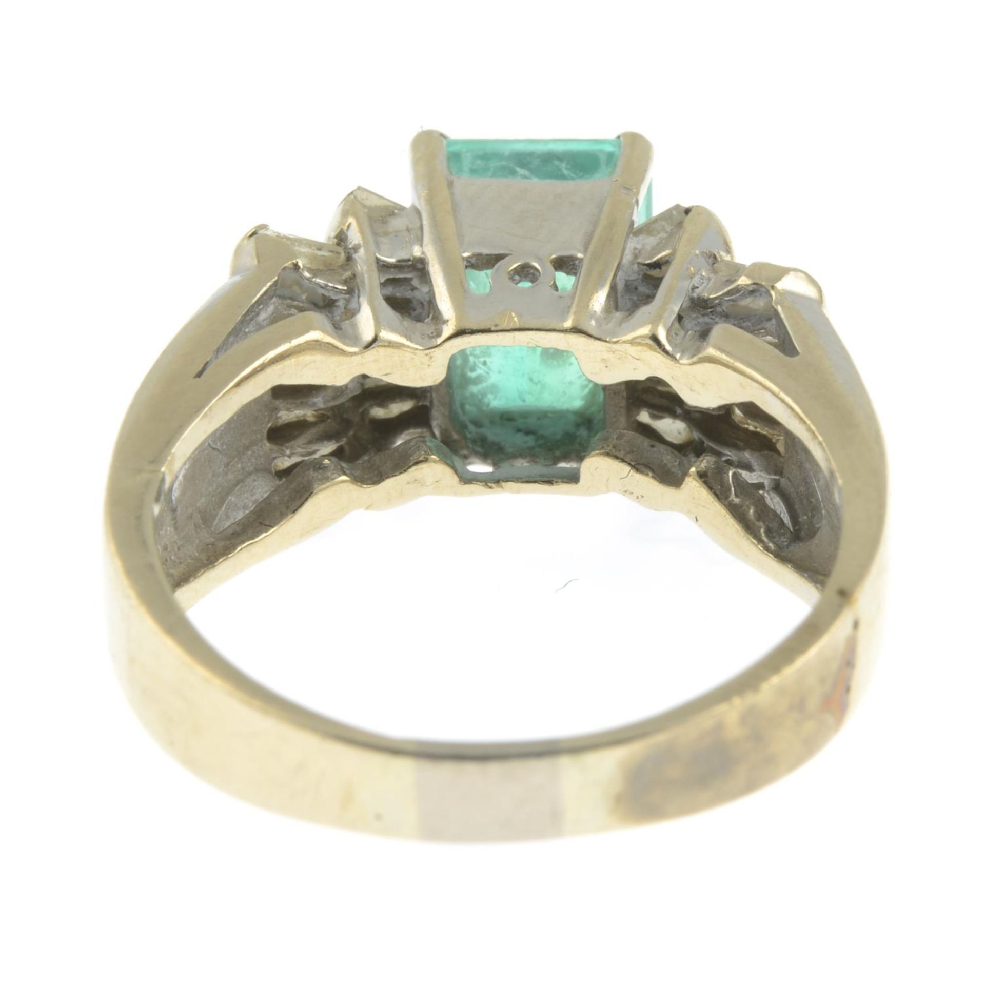 An emerald and baguette-cut diamond dress ring.Emerald calculated weight 1.60cts, - Bild 3 aus 4