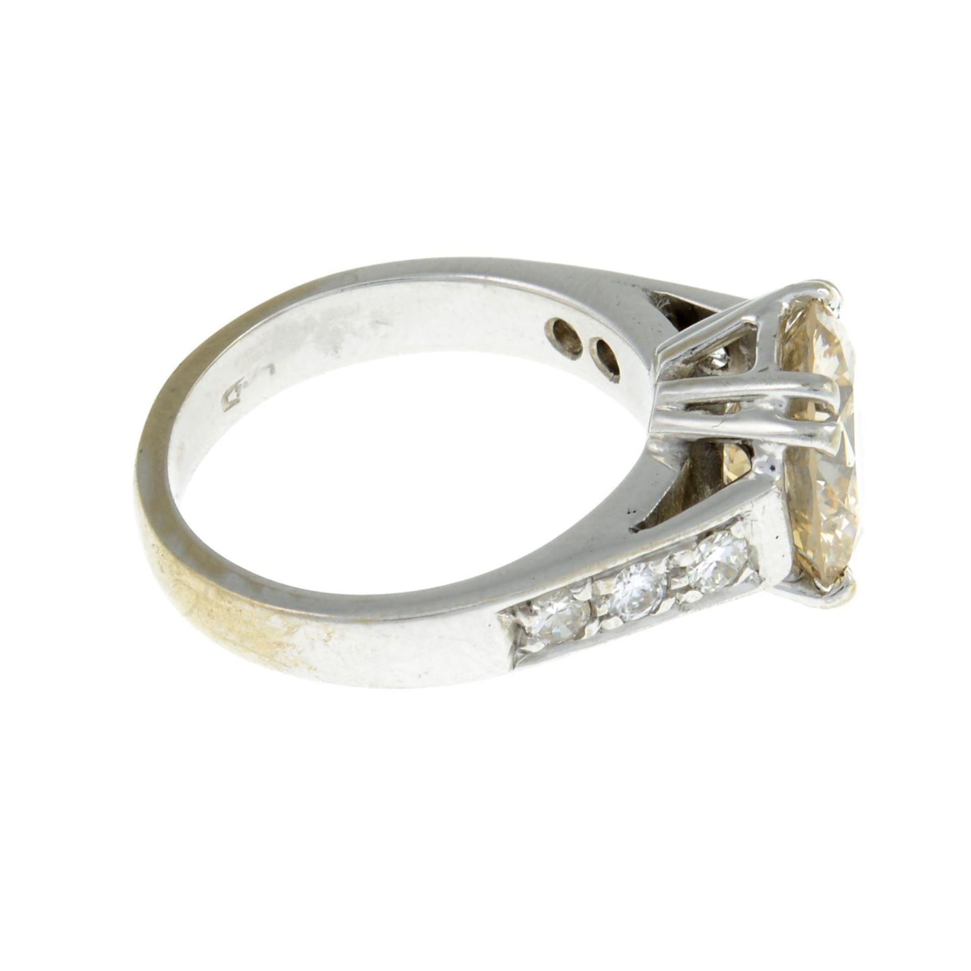 A brilliant-cut diamond single-stone ring, with pavé-set diamond shoulders. - Bild 3 aus 5