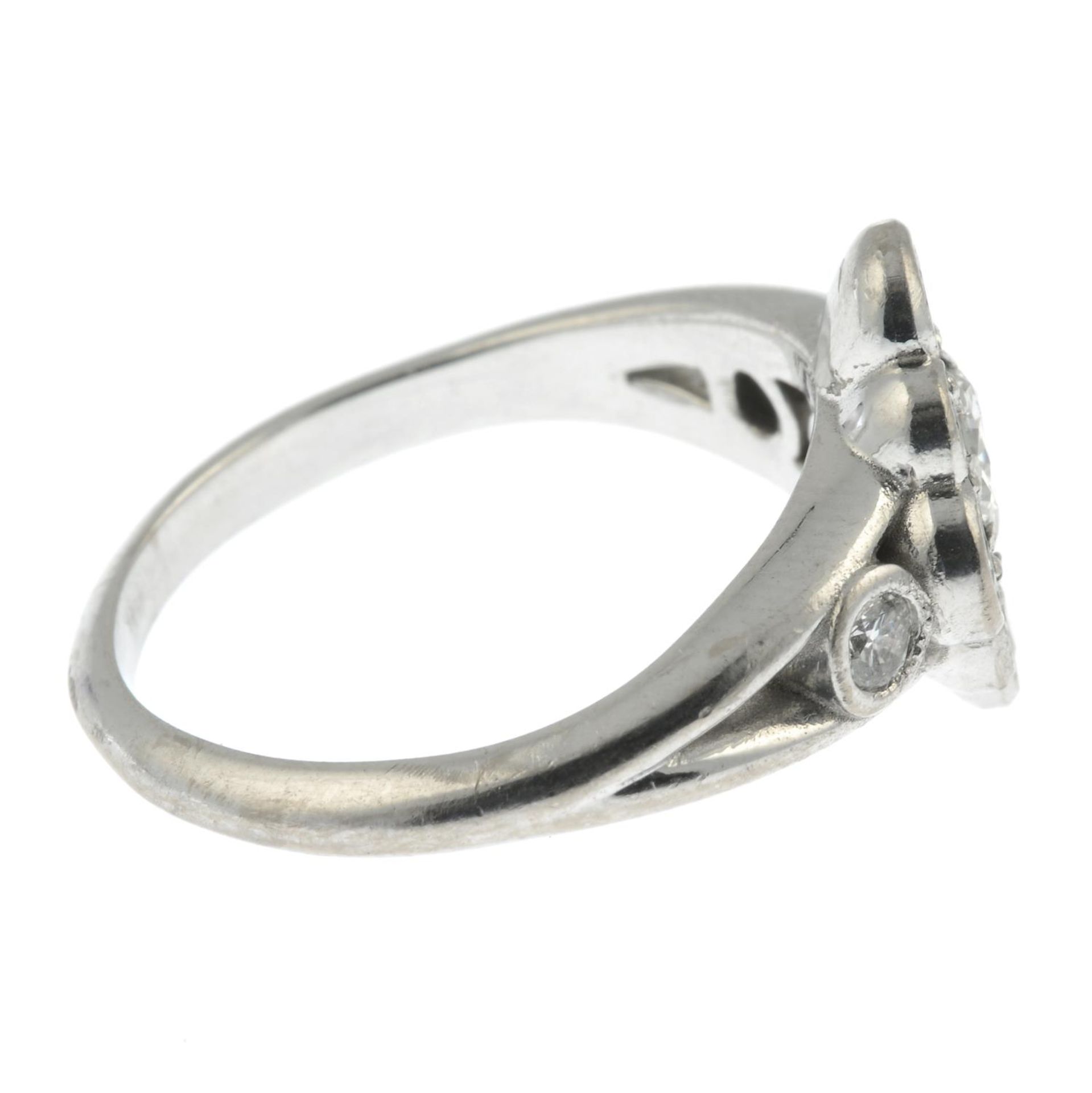 A brilliant-cut diamond cluster ring. - Bild 2 aus 4