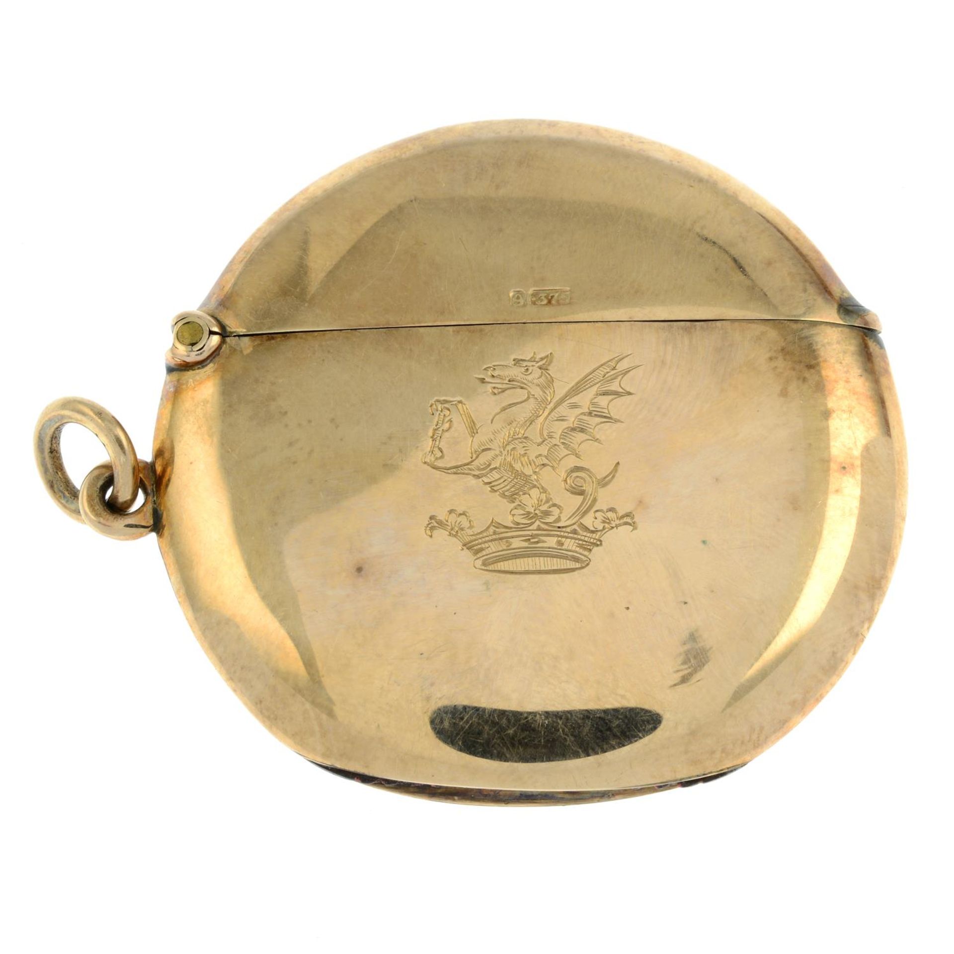 An Edwardian 9ct gold circular-shape vesta case, with engraved detail.