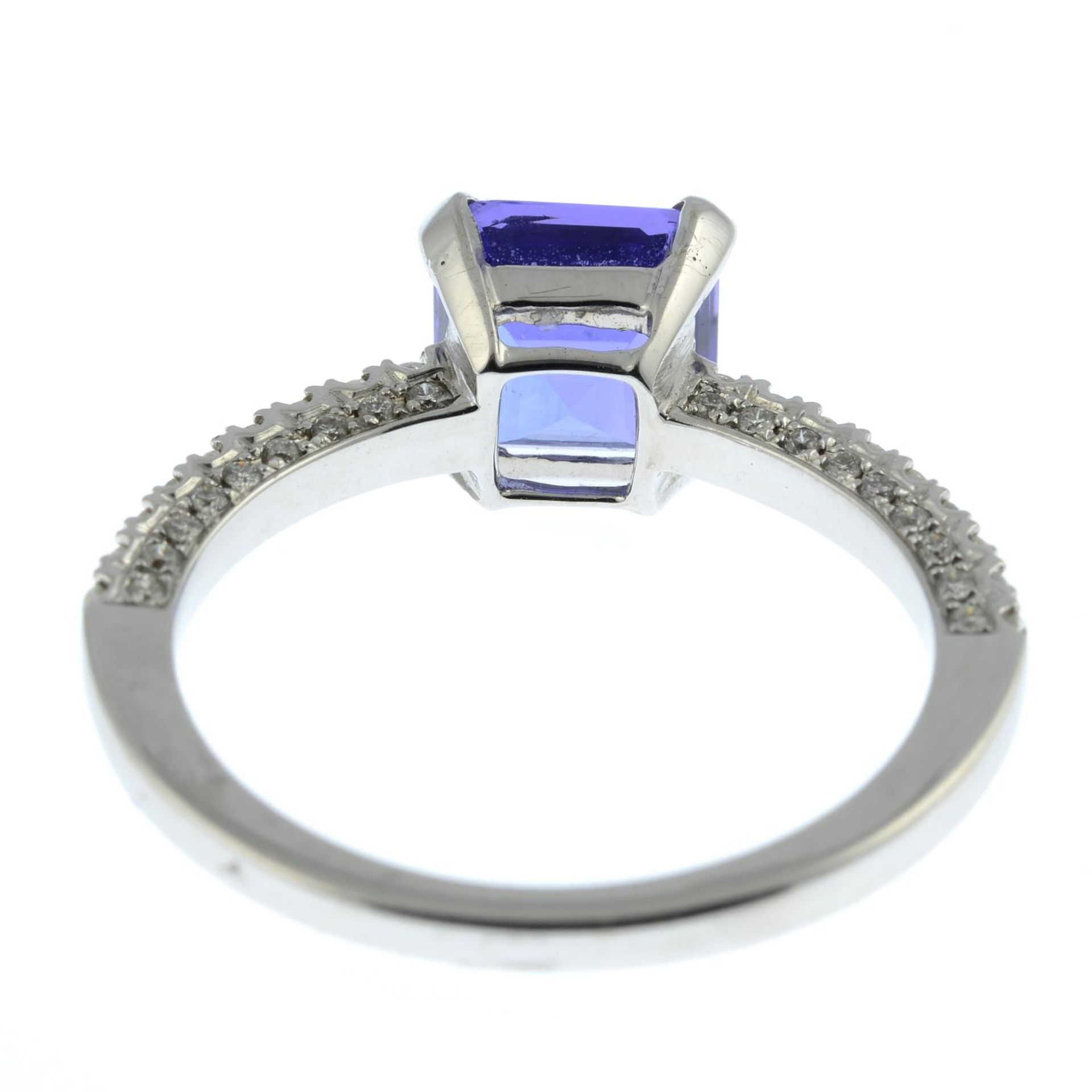 An 18ct gold tanzanite and brilliant-cut diamond ring.Tanzanite weight 2.02ct.Total diamonds weight - Bild 3 aus 3