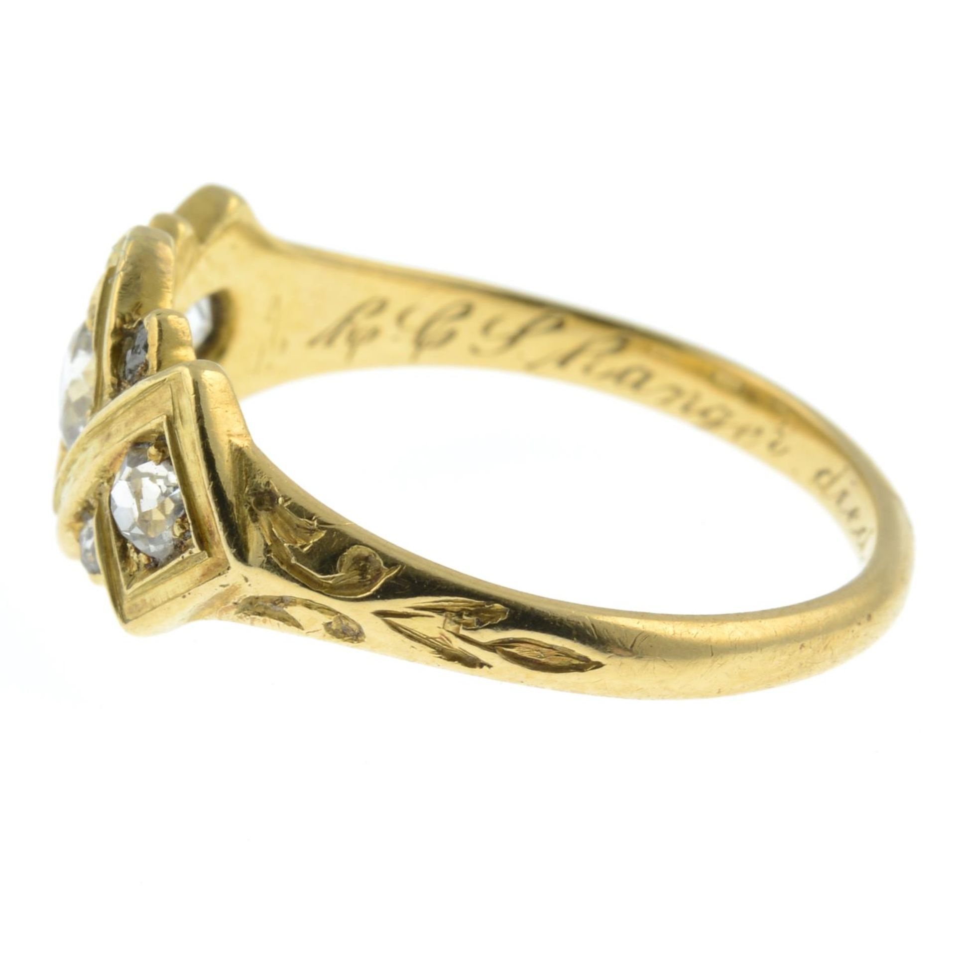 A mid 19th century 18ct gold old-cut diamond three-stone memorial ring, - Bild 2 aus 3