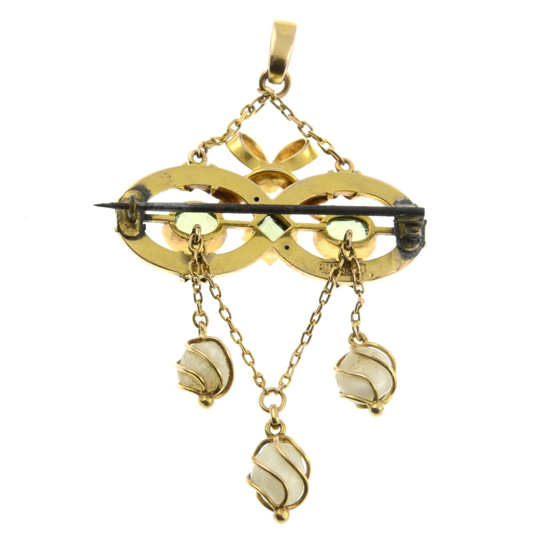 An early 20th century 9ct gold peridot and baroque pearl pendant, - Bild 2 aus 2
