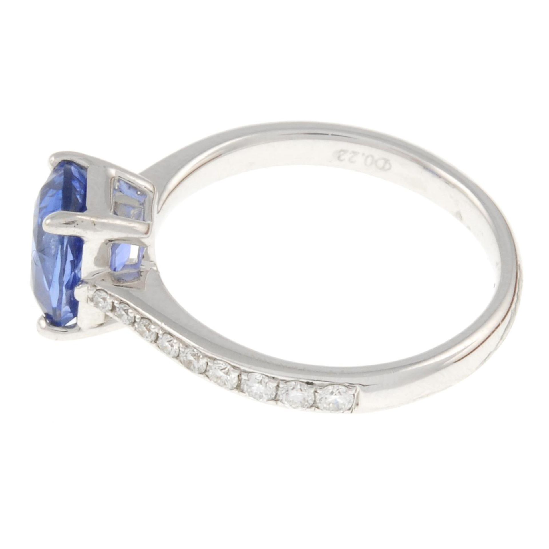 A sapphire and brilliant-cut diamond dress ring.Sapphire weight 2.01cts.Total diamond weight - Bild 2 aus 4