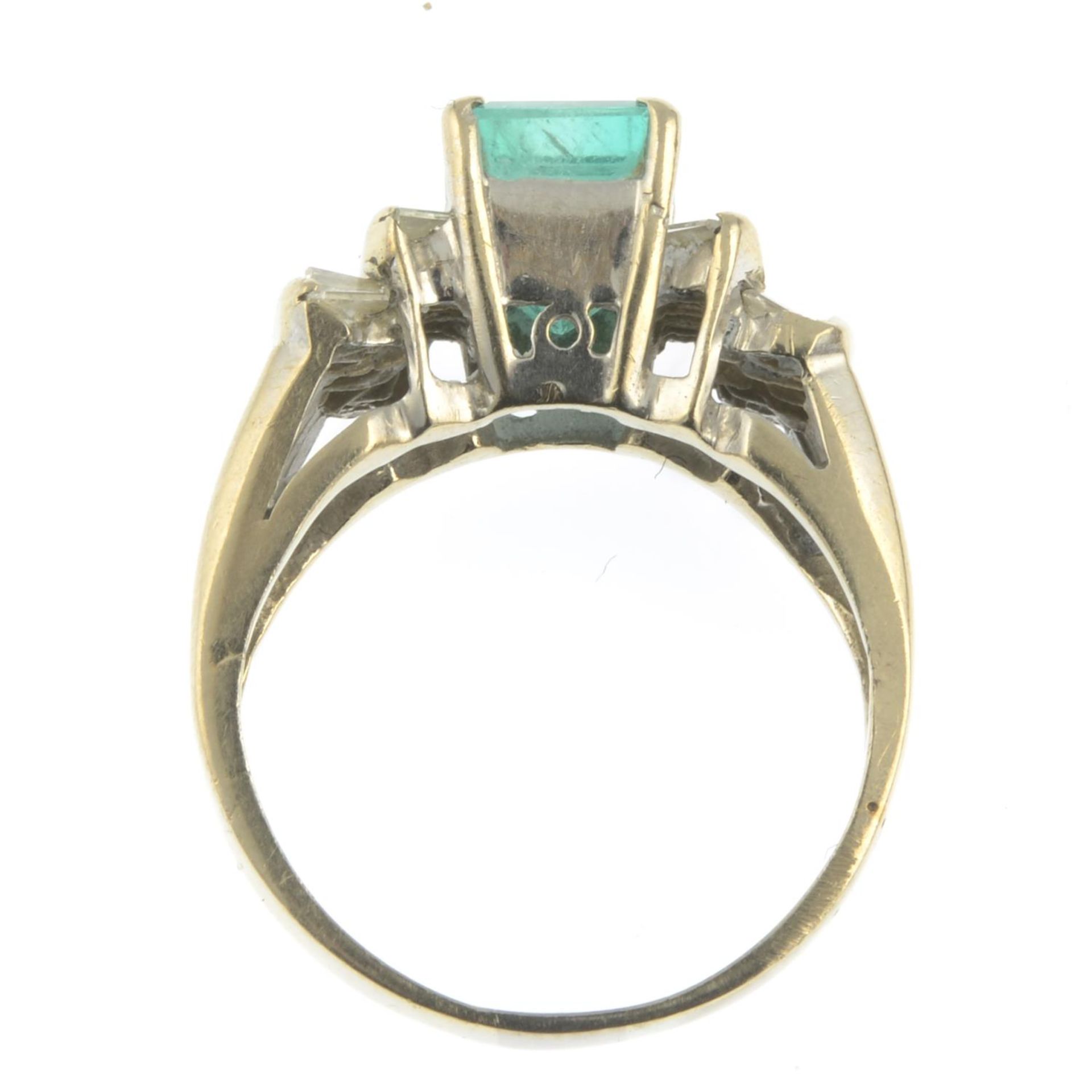An emerald and baguette-cut diamond dress ring.Emerald calculated weight 1.60cts, - Bild 4 aus 4
