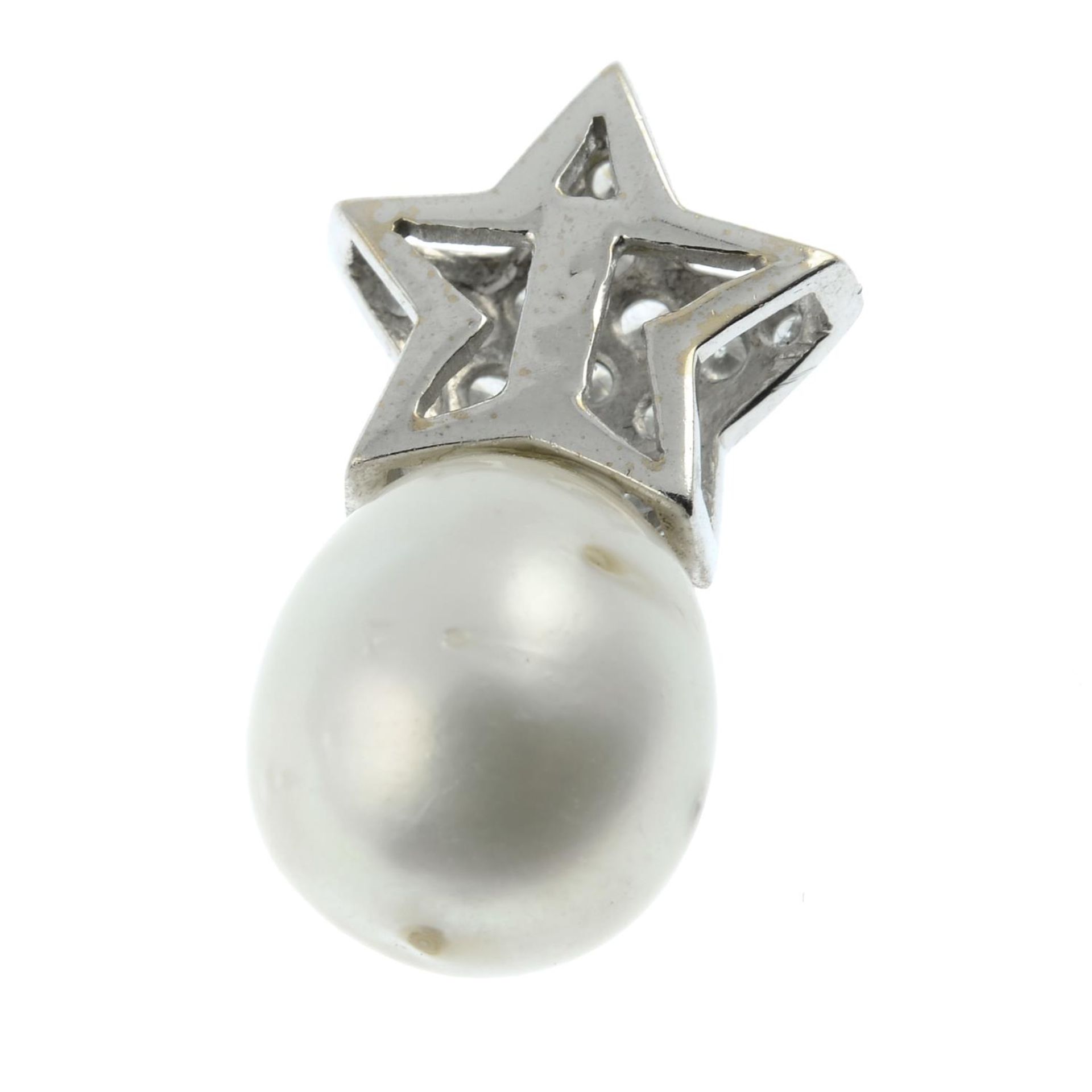 A cultured pearl and brilliant-cut diamond pendant.Estimated total diamond weight 0.15ct.Length - Bild 2 aus 2