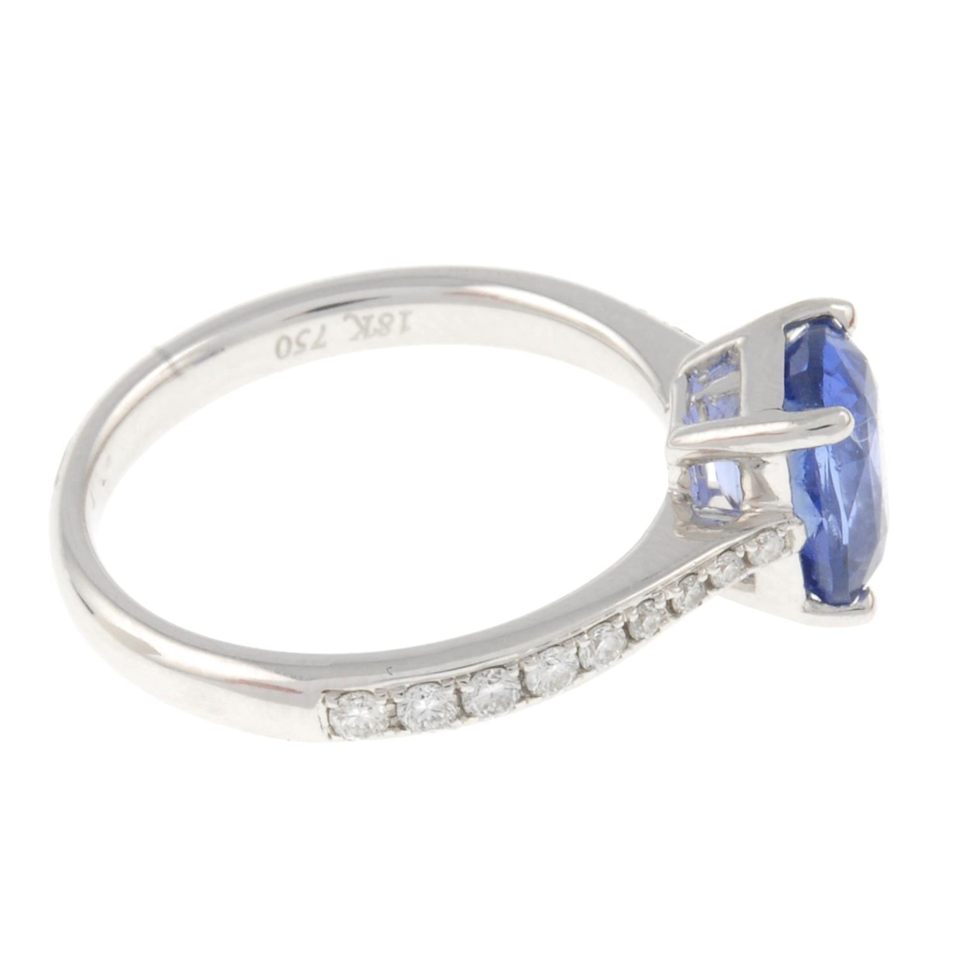 A sapphire and brilliant-cut diamond dress ring.Sapphire weight 2.01cts.Total diamond weight - Bild 3 aus 4