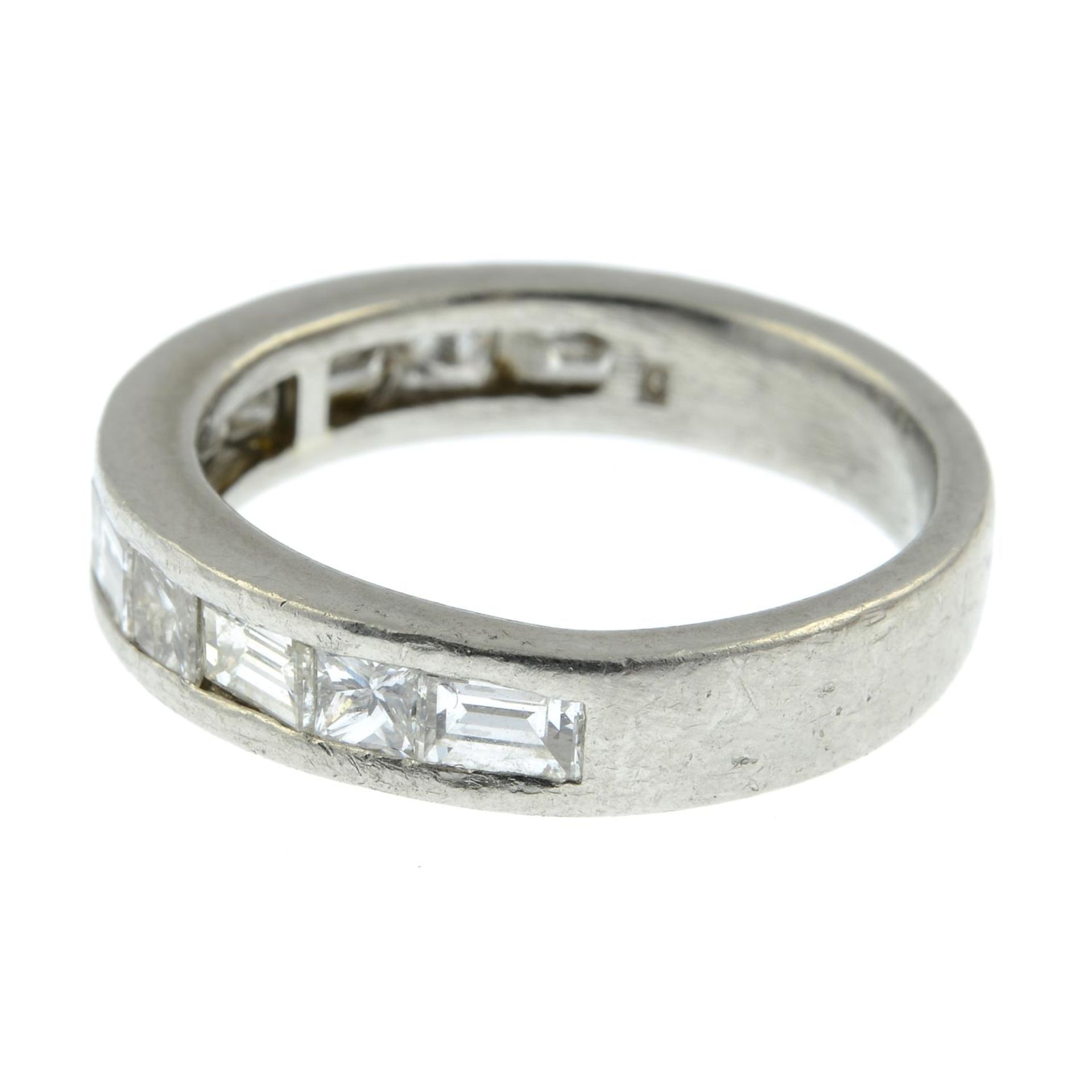 A vari-cut diamond half eternity ring.Estimated total diamond weight 1.10cts, - Bild 2 aus 3