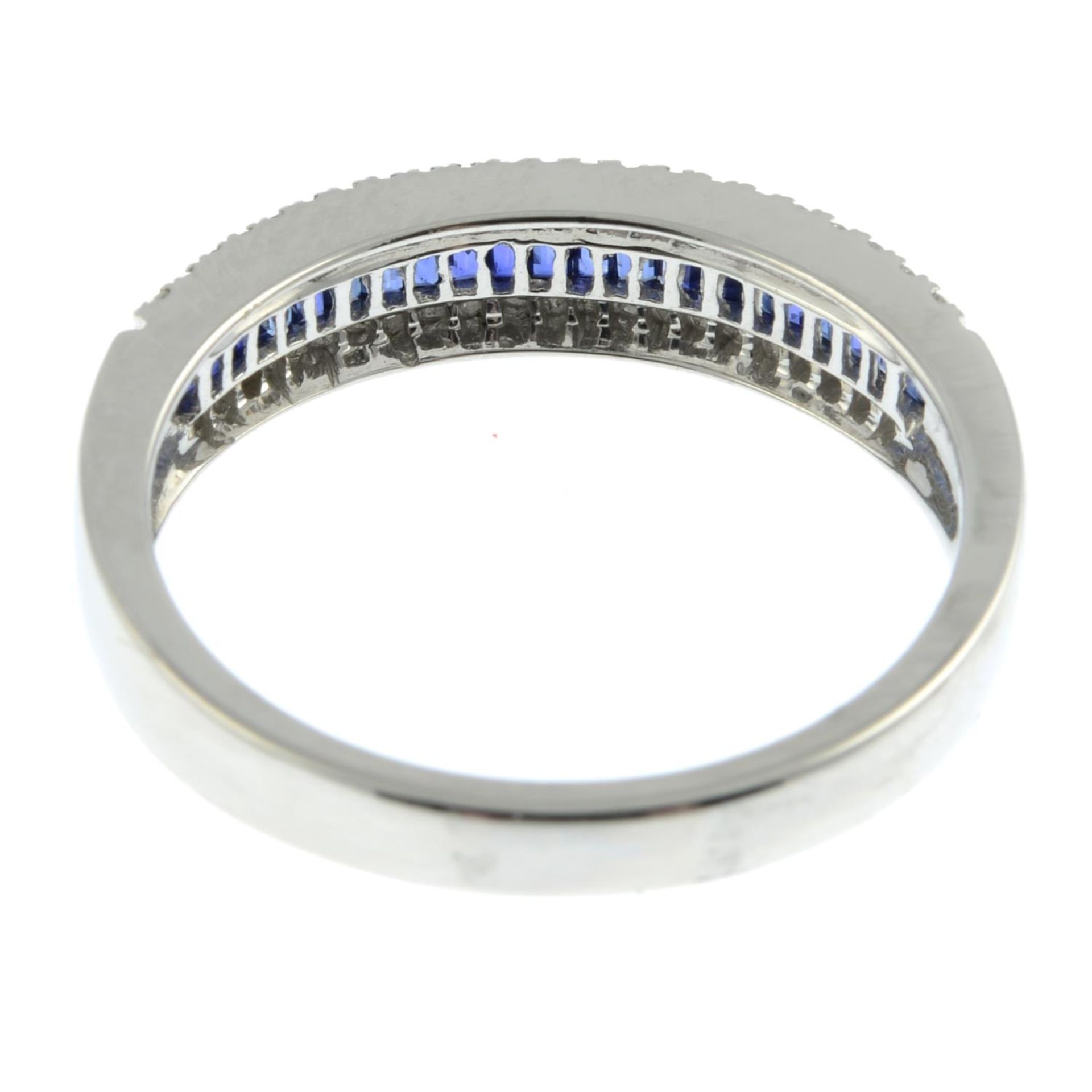 An 18ct gold brilliant-cut diamond and sapphire band ring.Total sapphire weight 0.46ct.Total - Bild 2 aus 3