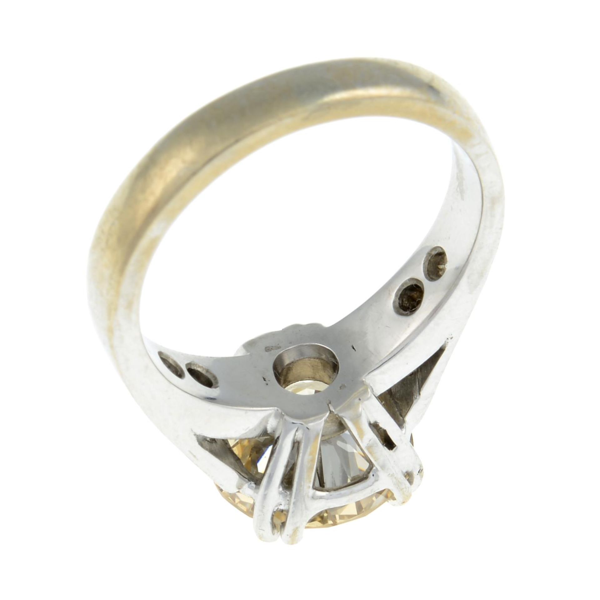 A brilliant-cut diamond single-stone ring, with pavé-set diamond shoulders. - Bild 4 aus 5